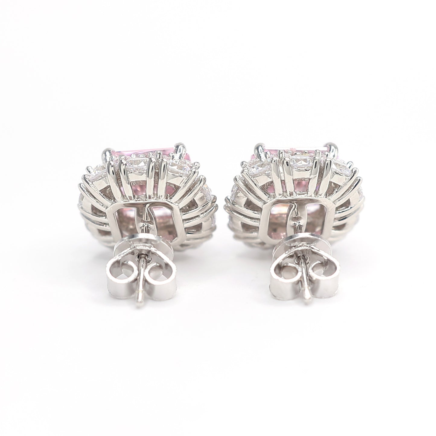 Viereckige Ohrringe im Prinzessinnenschliff mit hellrosa Diamanten in Mikrofassung. Sterling Silber