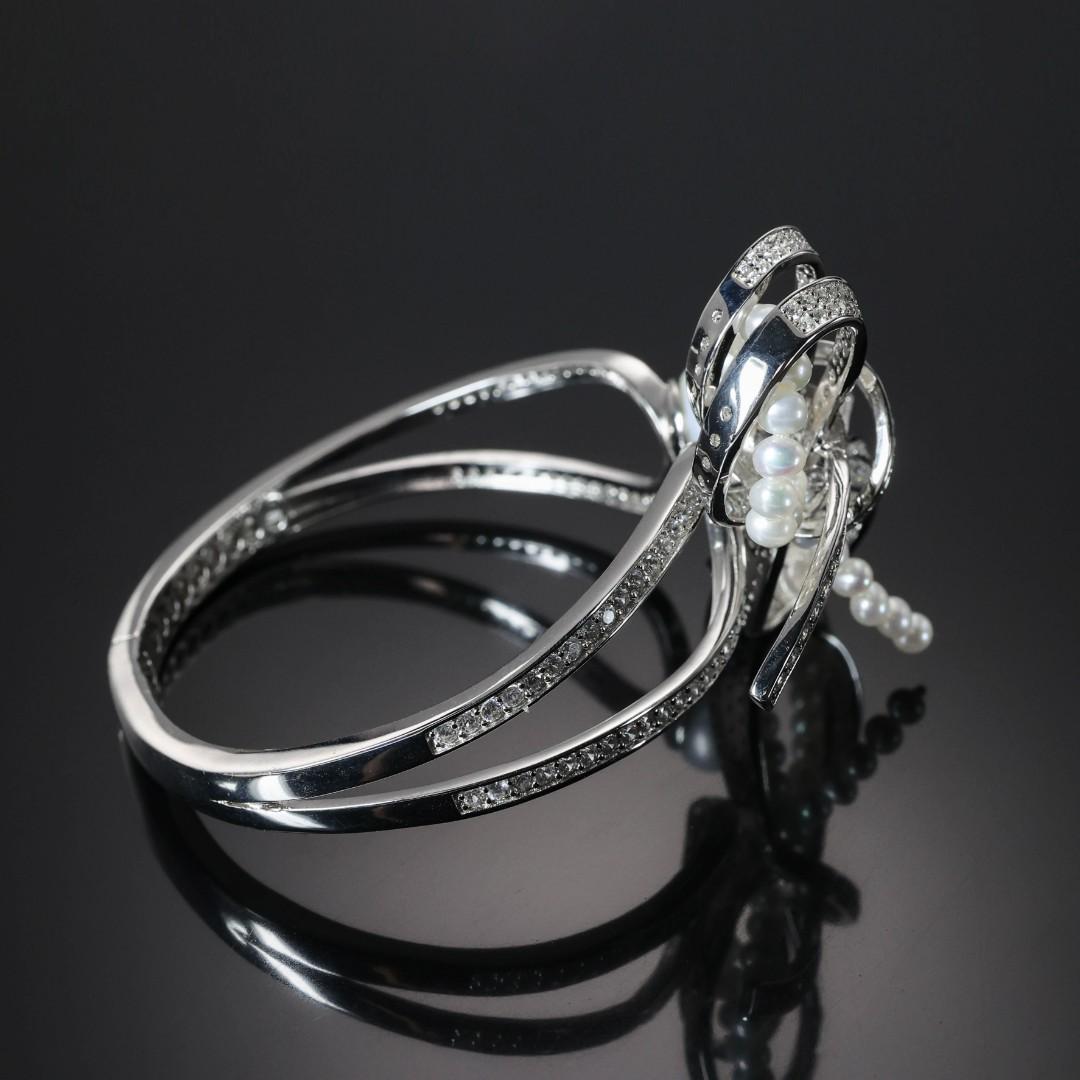 Sonderangebot Micro-Fassung Lab erstellte Steine Armreif mit weißer Perle und Bowknot, Sterlingsilber.