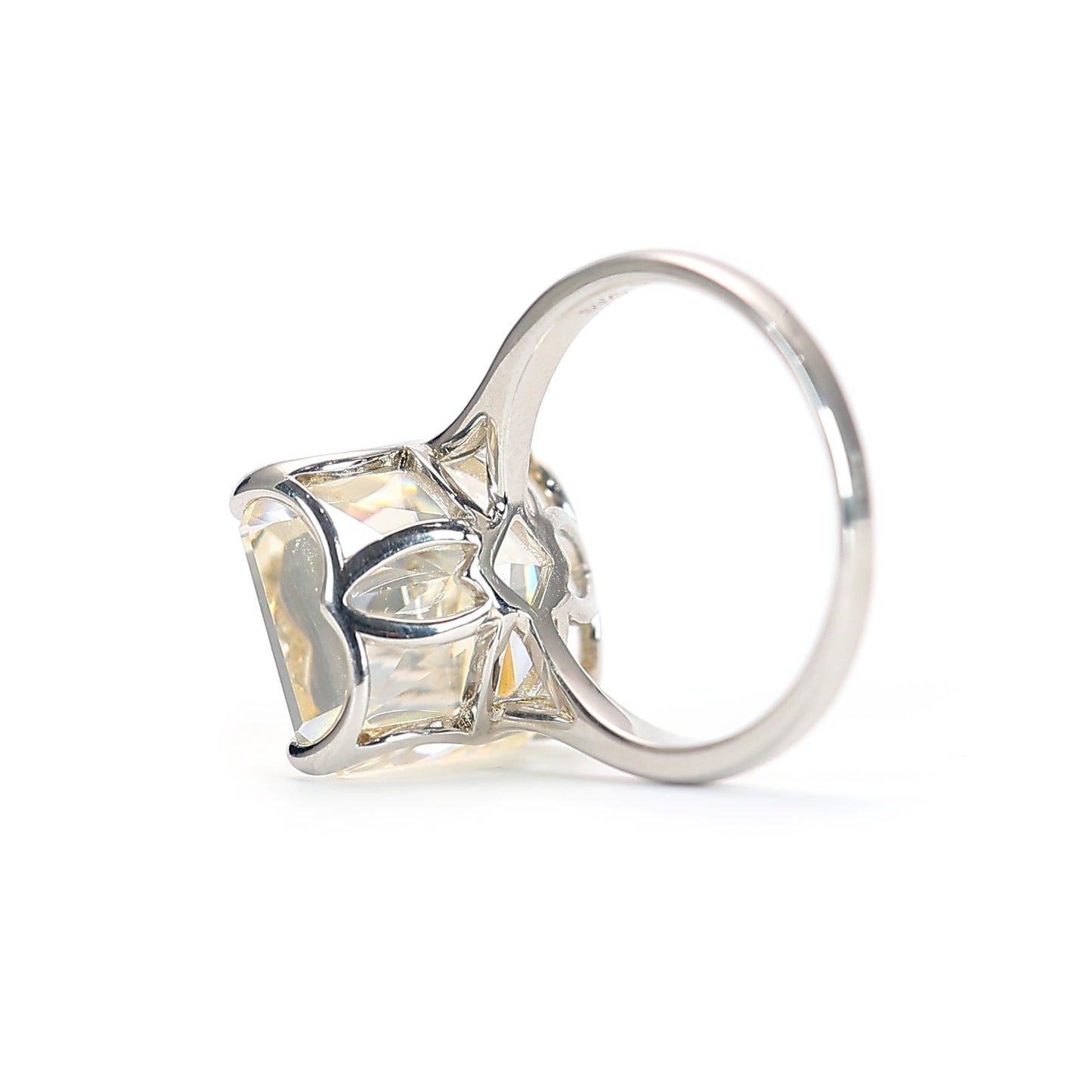 Seulement 1 pierres créées par le laboratoire de couleur G micro-serti Bague Love of Rock, argent sterling. (15 carats)