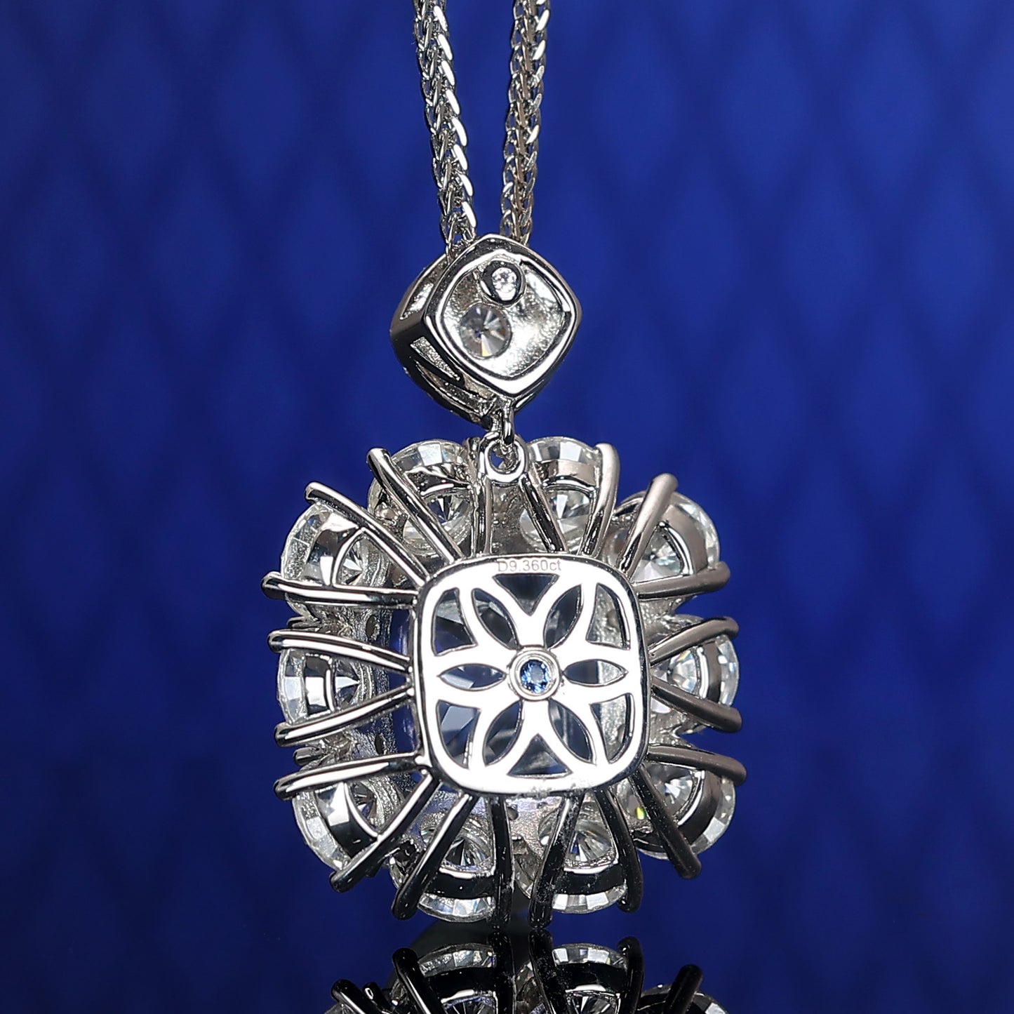 Collier cube carré de pierres créées par le laboratoire couleur saphir micro-serti, argent sterling