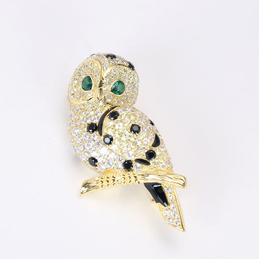 Conception de réservation Micro-serti Broche Chouette aux yeux verts, argent sterling. placage d'or jaune