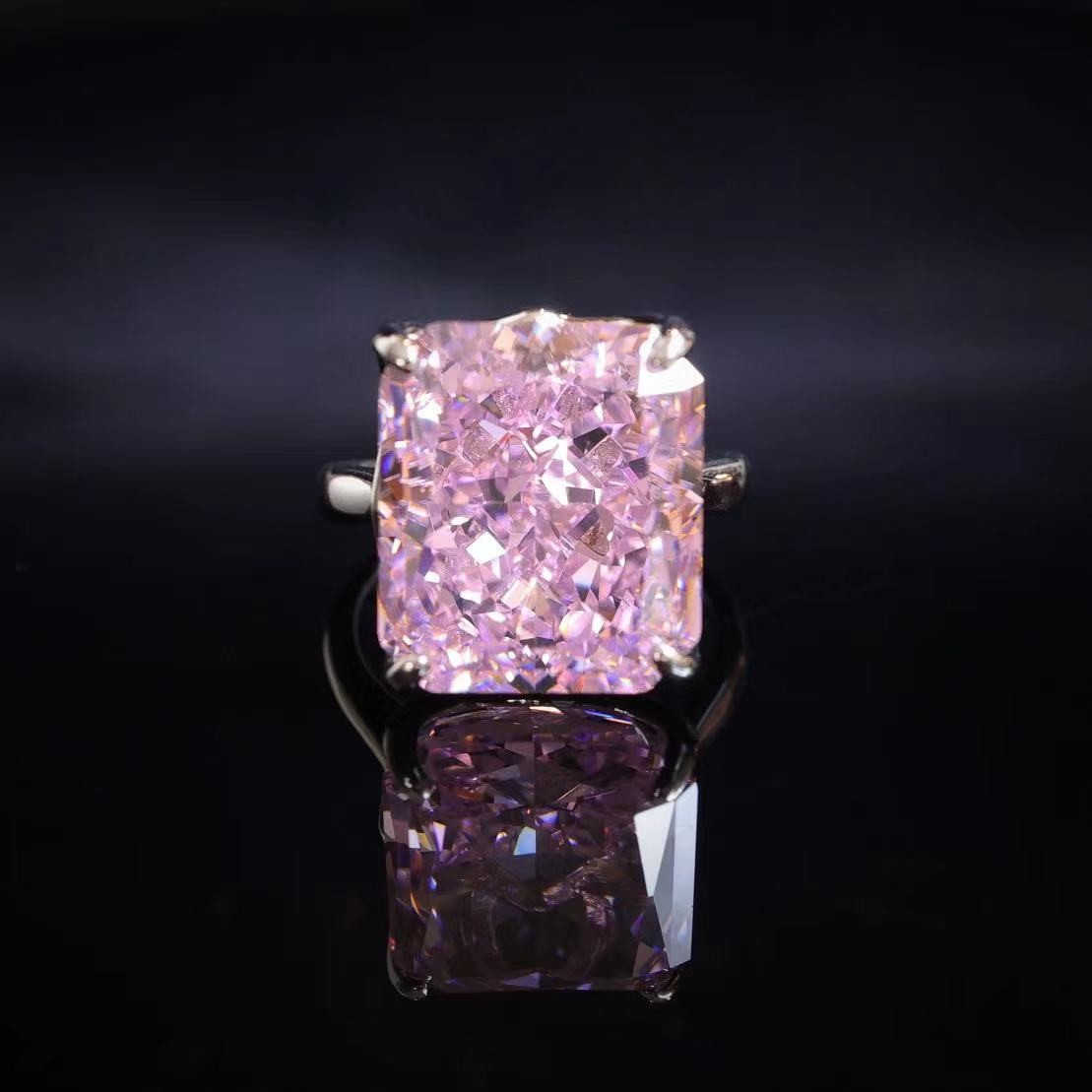 Rechteckige Form Sakura Pink Diamond Color Lab erstellter Steinring, Sterlingsilber. 15 Karat