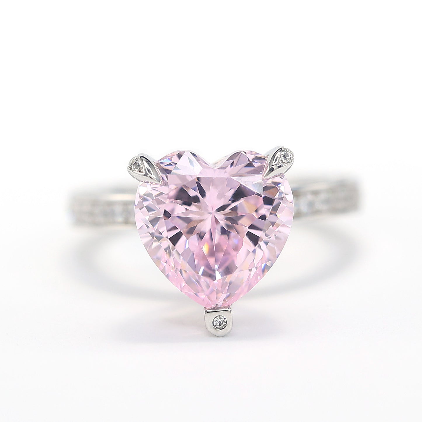 Ring in Herzform mit rosafarbenen Diamanten in Mikrofassung, Sterlingsilber