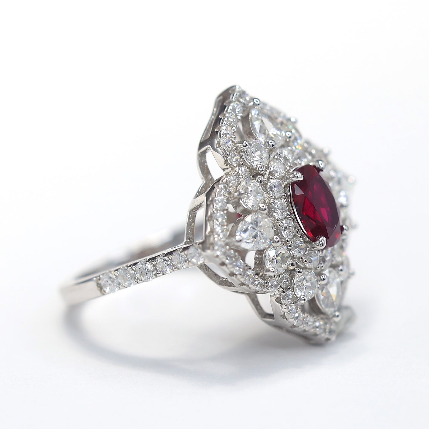 Rubinfarbener Ring mit Mikrofassung in Rubinfarbe, ausgefallener Ring mit vierblättrigem Kleeblatt, Sterlingsilber