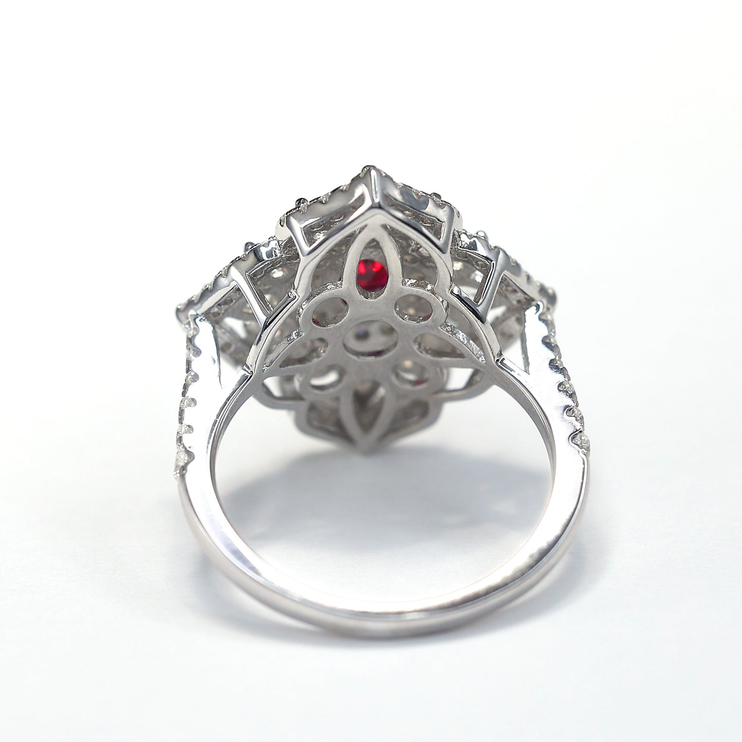Rubinfarbener Ring mit Mikrofassung in Rubinfarbe, ausgefallener Ring mit vierblättrigem Kleeblatt, Sterlingsilber