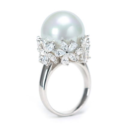 Micro-Fassung im Labor erstellte Steine ​​White Shell Pearl Fancy Flower Ring ， Sterlingsilber