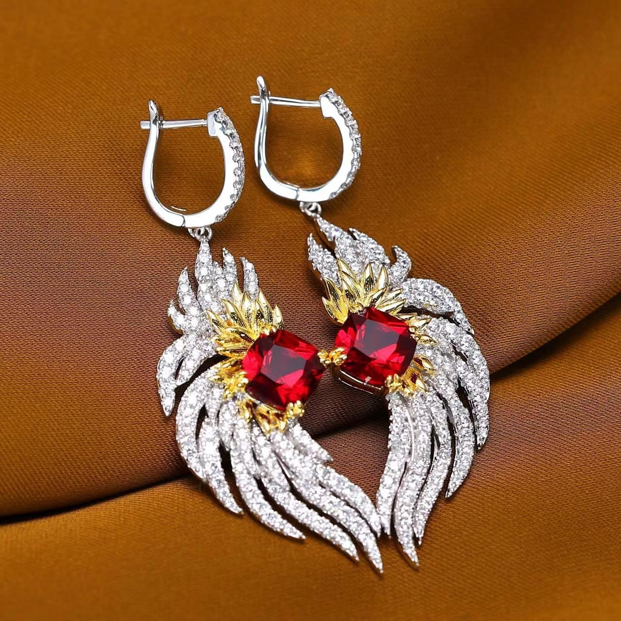 Boucles d'oreilles grue à couronne rouge avec pierres créées par le laboratoire couleur rubis micro-serti, argent sterling 
