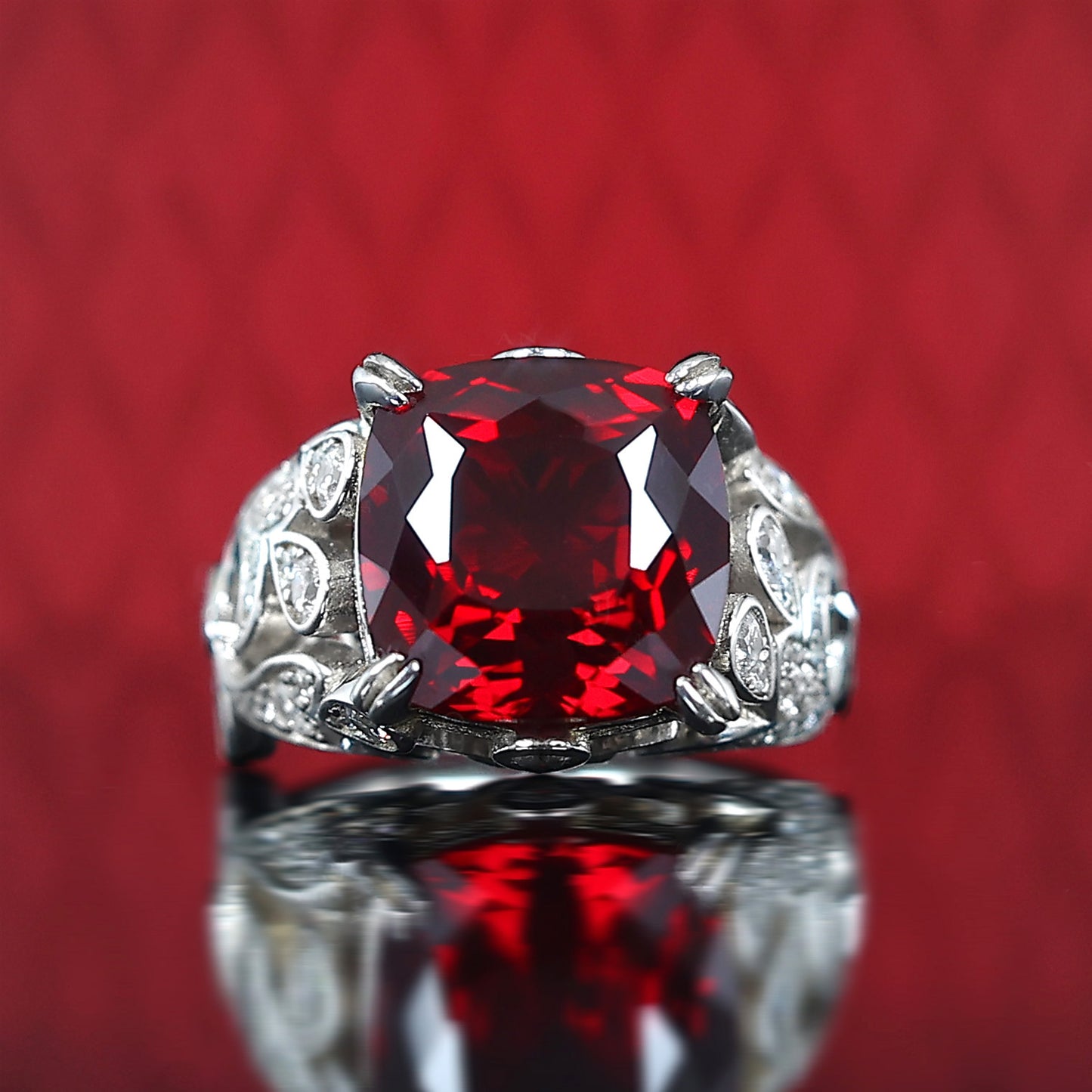 Micro-serti Couleur rubis Forme carrée Pierres créées en laboratoire Oiseaux rendant hommage à la bague phénix, argent massif. (9,55 carats)