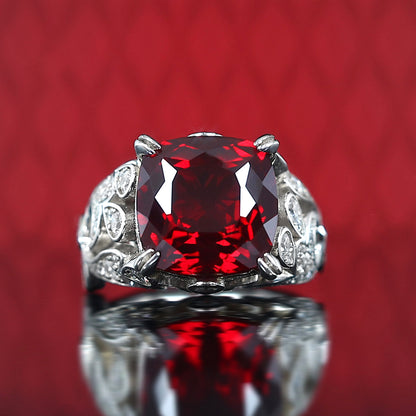 Micro-serti Couleur rubis Forme carrée Pierres créées en laboratoire Oiseaux rendant hommage à la bague phénix, argent massif. (9,55 carats)