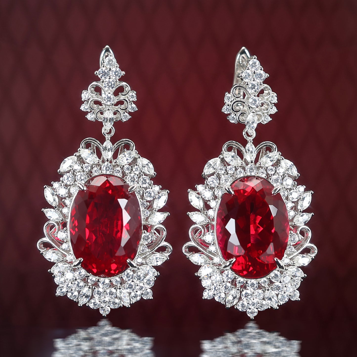 Pierres créées par le laboratoire couleur rubis micro-serti Boucles d'oreilles en dentelle détaillée de forme ovale, argent sterling.