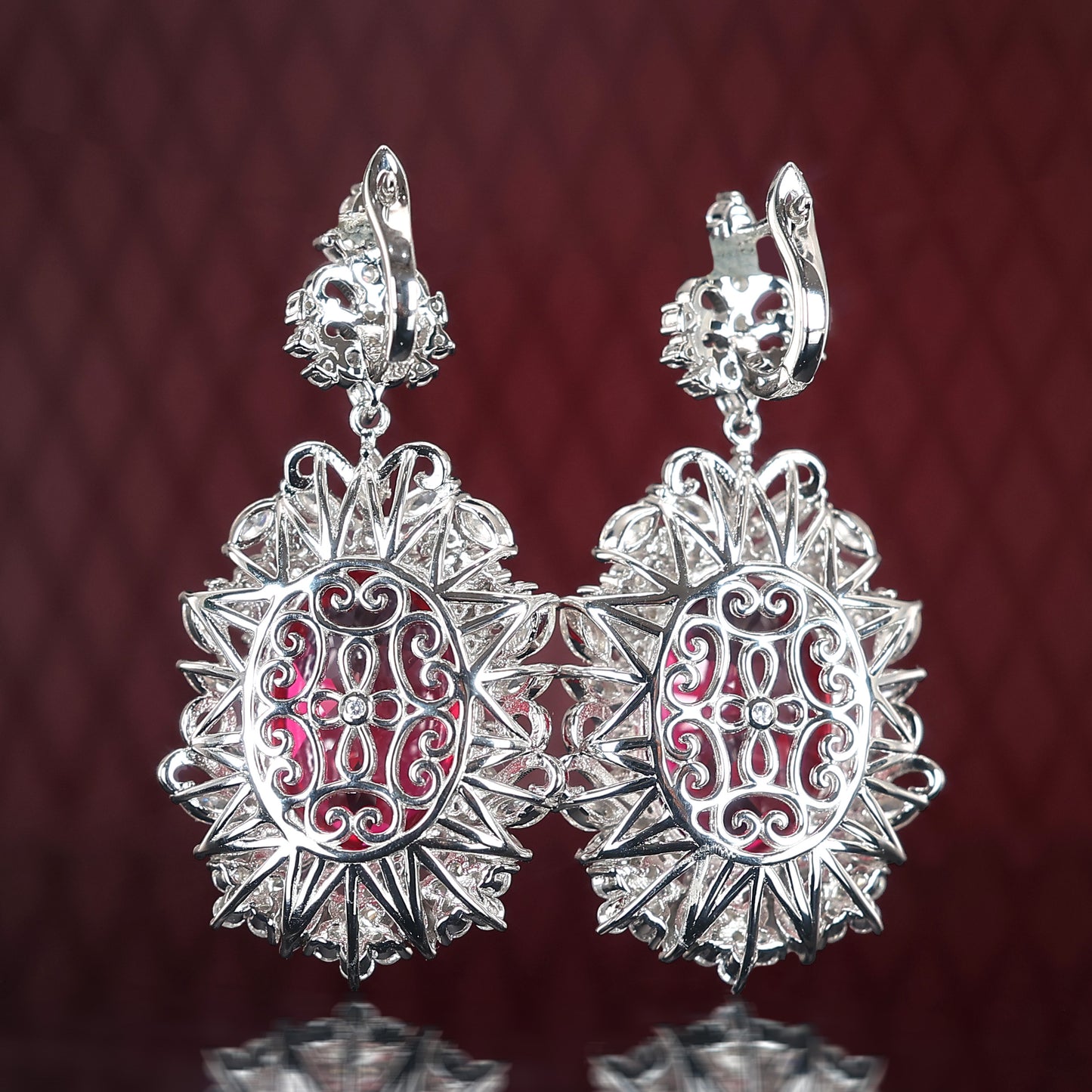 Pierres créées par le laboratoire couleur rubis micro-serti Boucles d'oreilles en dentelle détaillée de forme ovale, argent sterling.