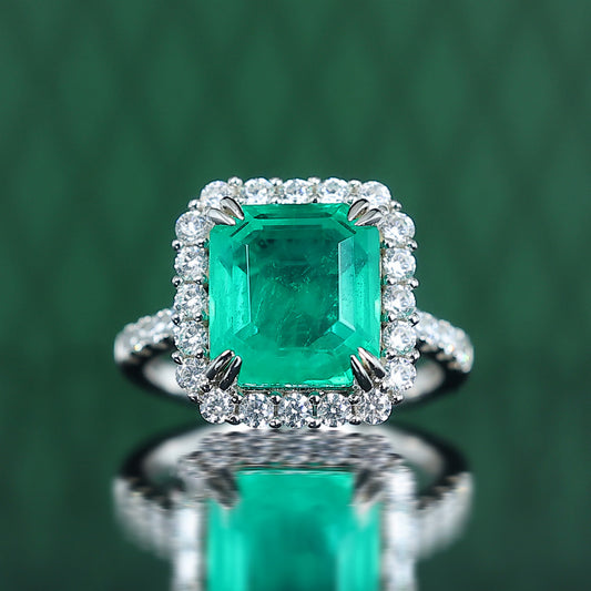 Ring mit 8 Krappen in Mikrofassung in Smaragdfarbe, im Labor hergestellte Steine, Sterlingsilber. (5,45 Karat)