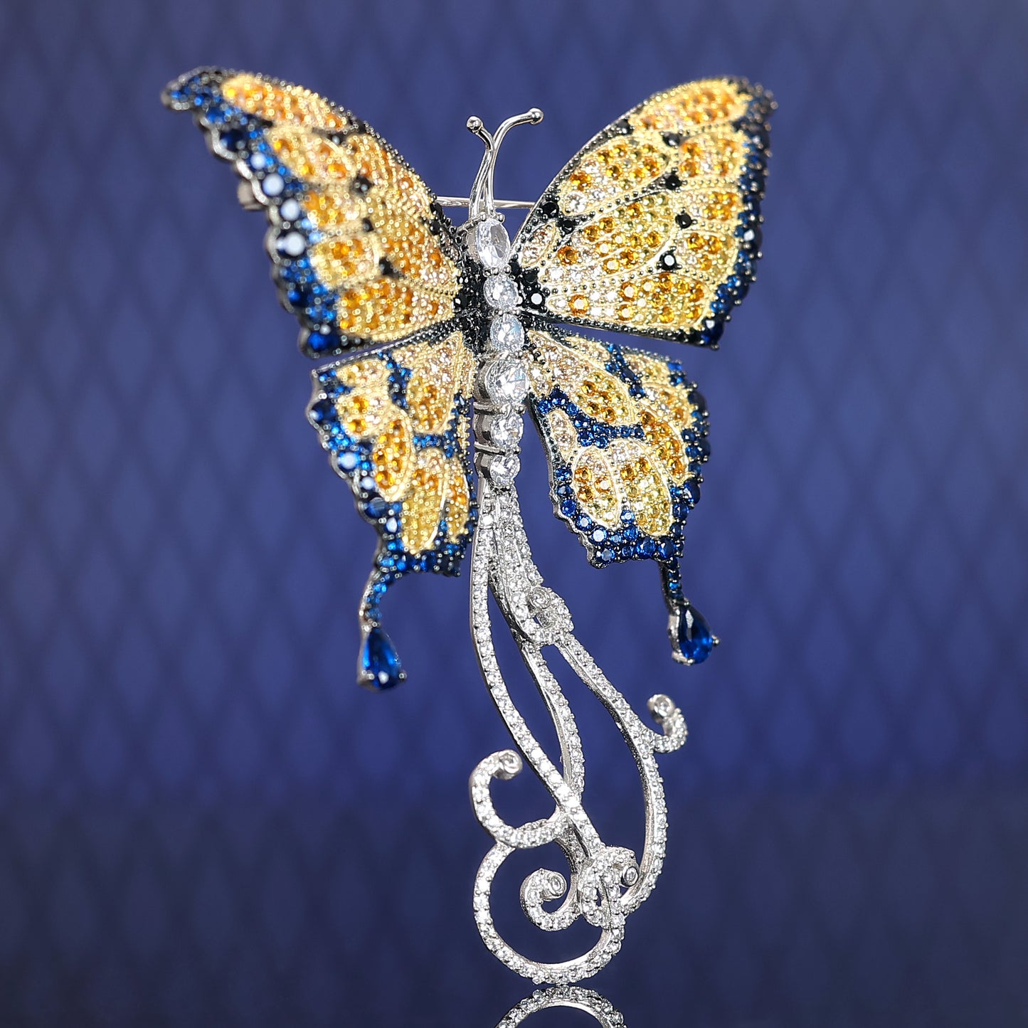 Seulement 1 diamants mélangés de couleurs micro-serties Broche papillon en pierres créées par le laboratoire, argent sterling