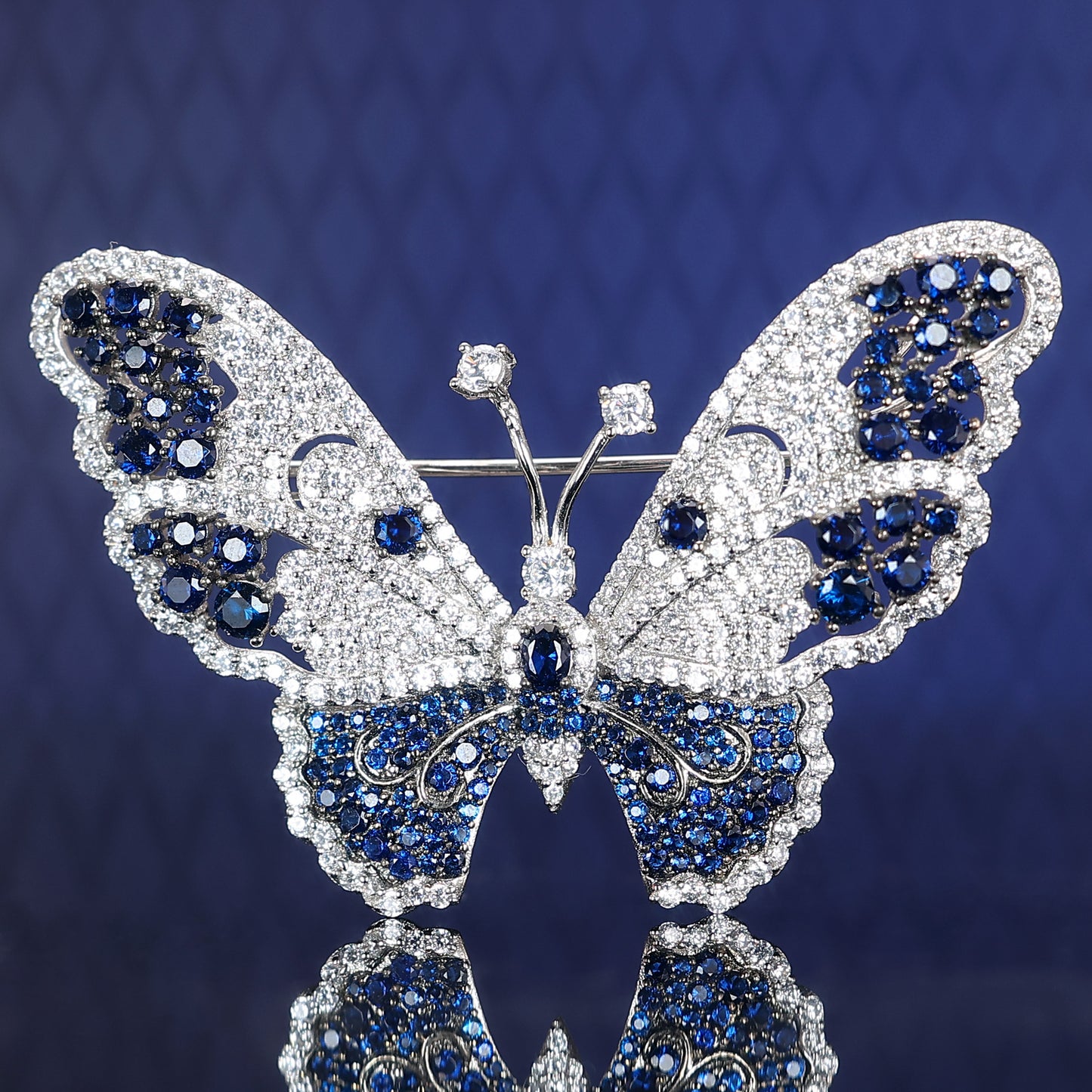 Seulement 1 broche et pendentif papillon en pierres synthétiques serties de diamants et de saphirs de couleur multi-usages, en argent sterling. Pièce personnalisée.