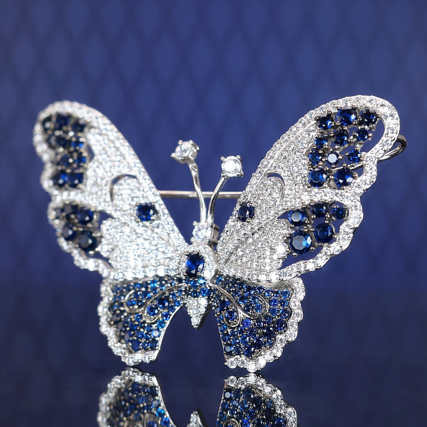 Seulement 1 broche et pendentif papillon en pierres synthétiques serties de diamants et de saphirs de couleur multi-usages, en argent sterling. Pièce personnalisée.