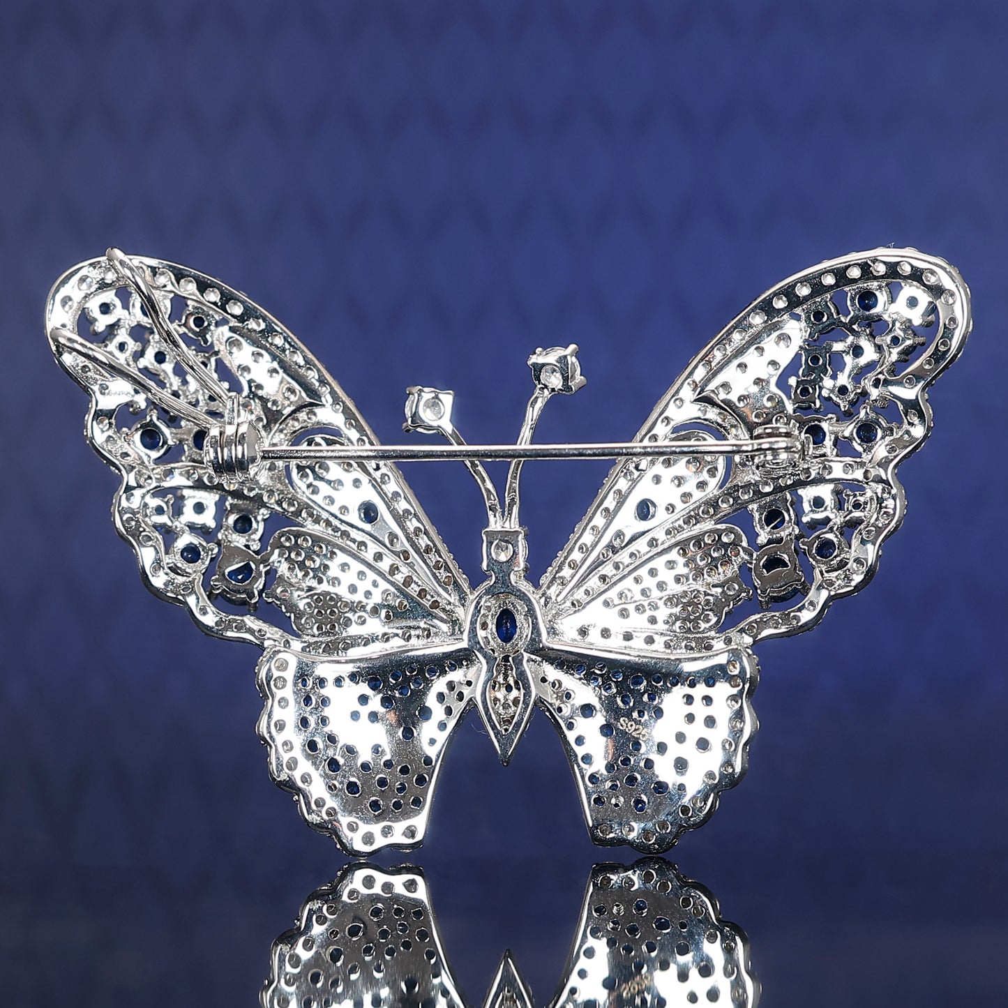 Seulement 1 broche et pendentif papillon en pierres synthétiques serties de diamants et de saphirs de couleur multi-usages, en argent sterling. Pièce personnalisée.