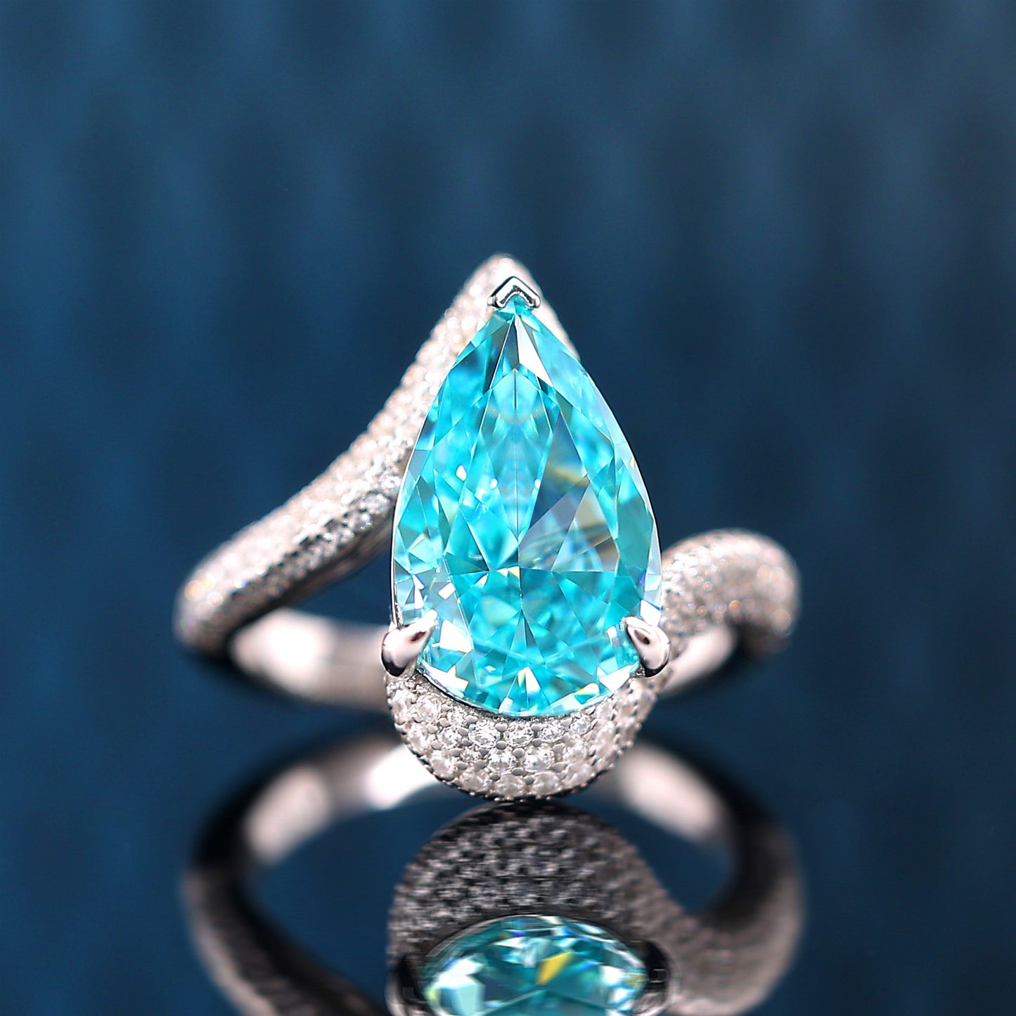 Bague en forme de larme avec pierres créées par Laboratoire de couleur Paraiba micro-serti (13 carats)