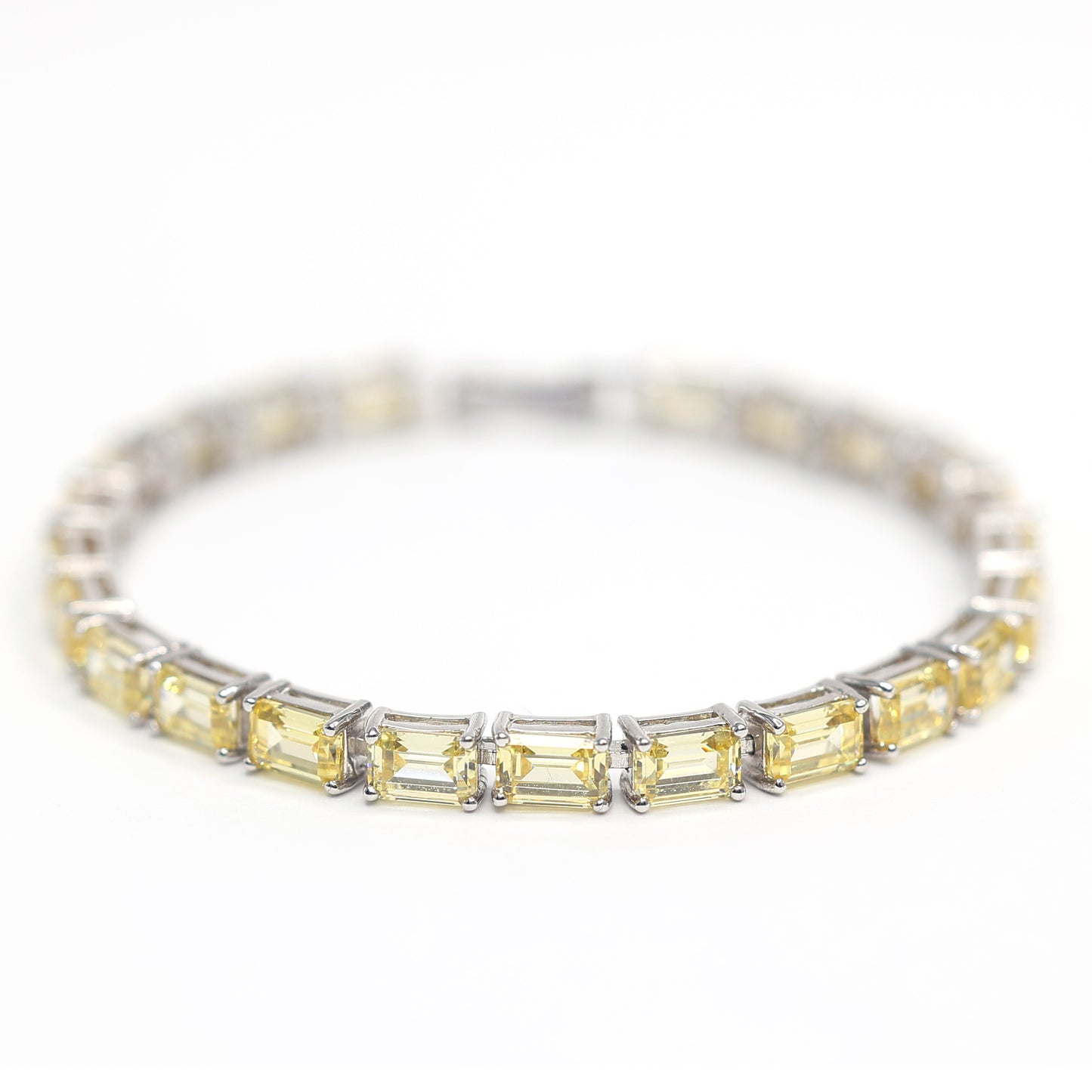 Seulement 2 micro-sertis couleur diamant jaune taille émeraude pierres créées en laboratoire bracelet entièrement clouté