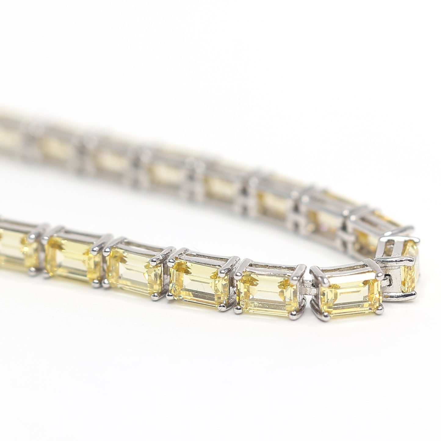 Seulement 2 micro-sertis couleur diamant jaune taille émeraude pierres créées en laboratoire bracelet entièrement clouté