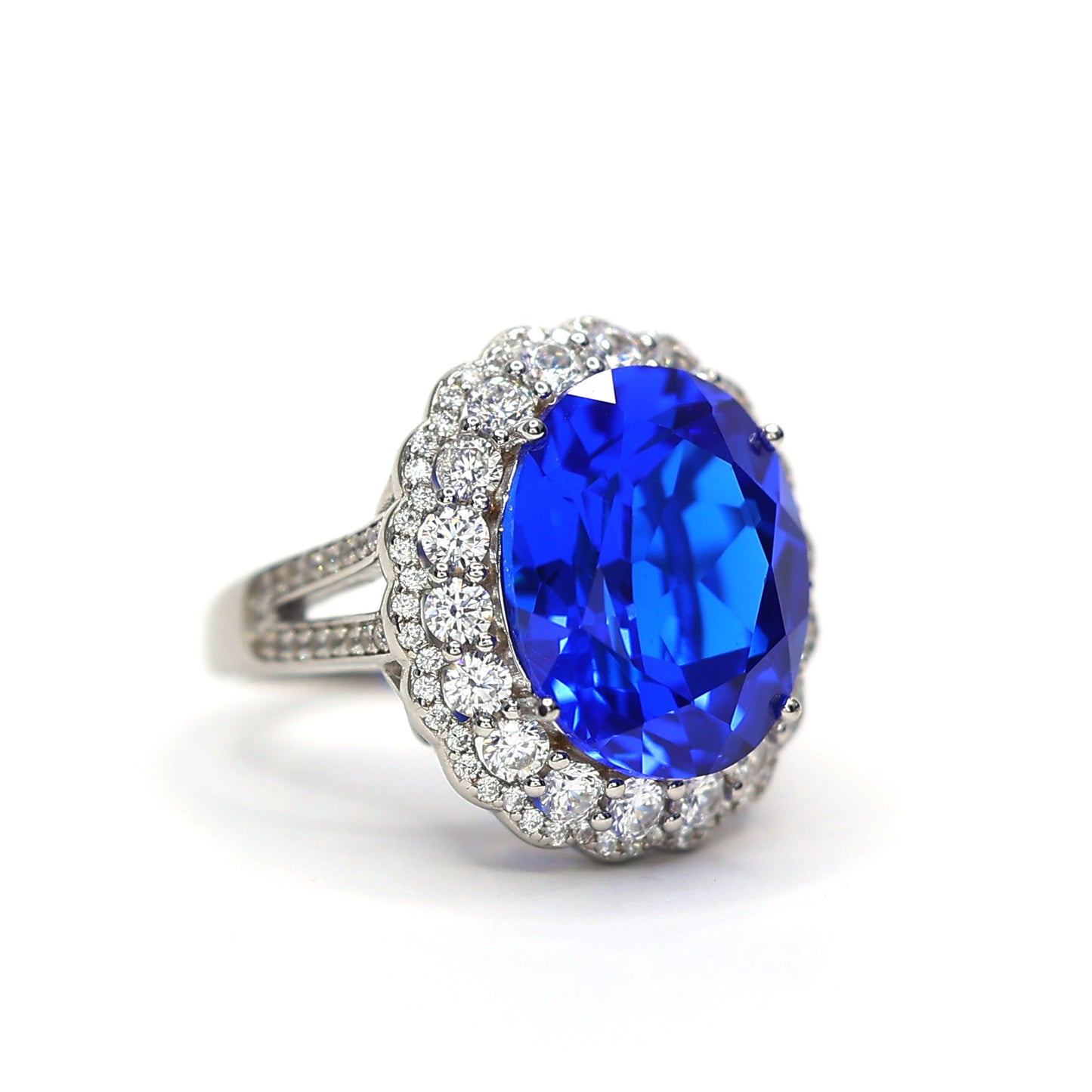 Bague en forme d'oeuf de pigeon avec pierres de laboratoire couleur bleu roi micro-serties, argent 925/1000e. (20 carats)