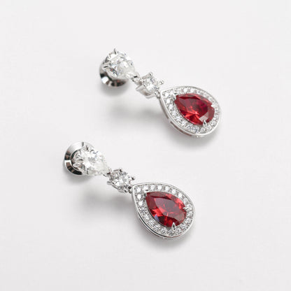 Boucles d'oreilles pendantes en forme de goutte d'eau avec pierres créées par le laboratoire couleur rubis micro-serti, argent sterling