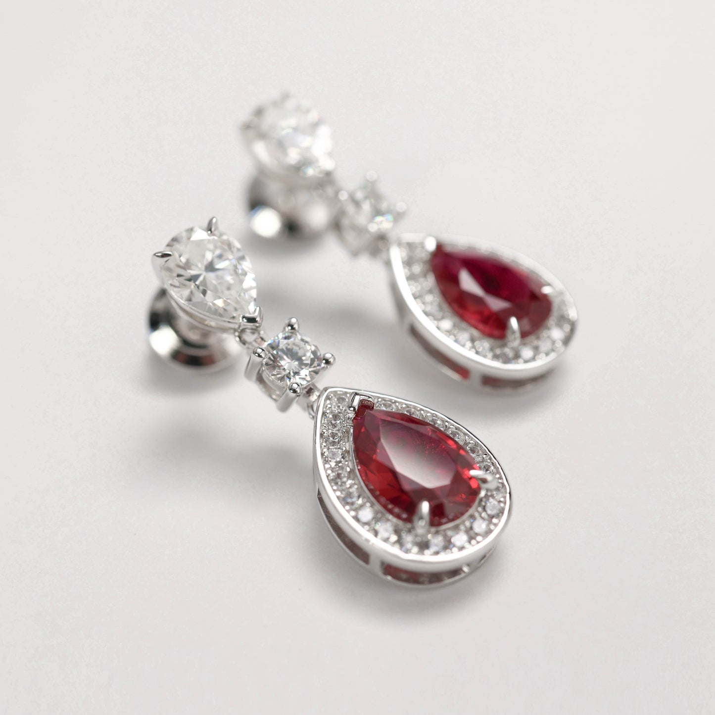 Boucles d'oreilles pendantes en forme de goutte d'eau avec pierres créées par le laboratoire couleur rubis micro-serti, argent sterling