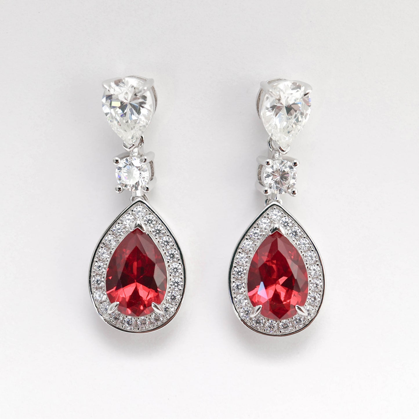 Boucles d'oreilles pendantes en forme de goutte d'eau avec pierres créées par le laboratoire couleur rubis micro-serti, argent sterling