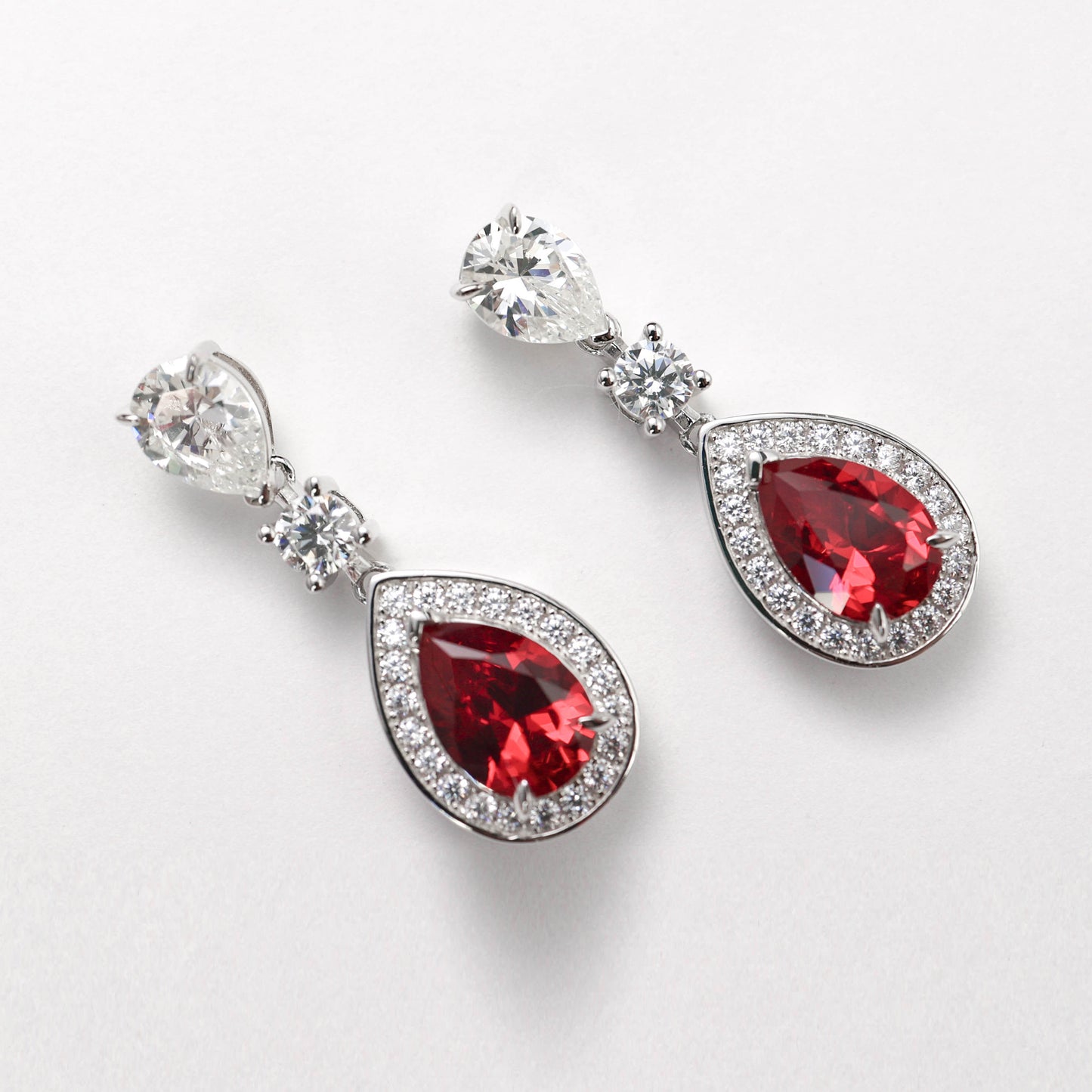 Boucles d'oreilles pendantes en forme de goutte d'eau avec pierres créées par le laboratoire couleur rubis micro-serti, argent sterling