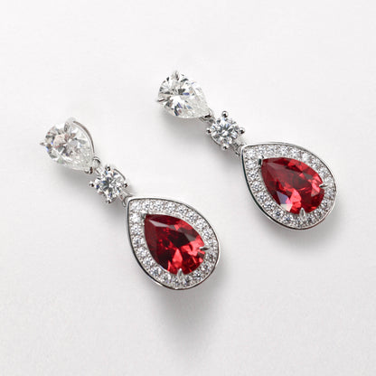 Boucles d'oreilles pendantes en forme de goutte d'eau avec pierres créées par le laboratoire couleur rubis micro-serti, argent sterling