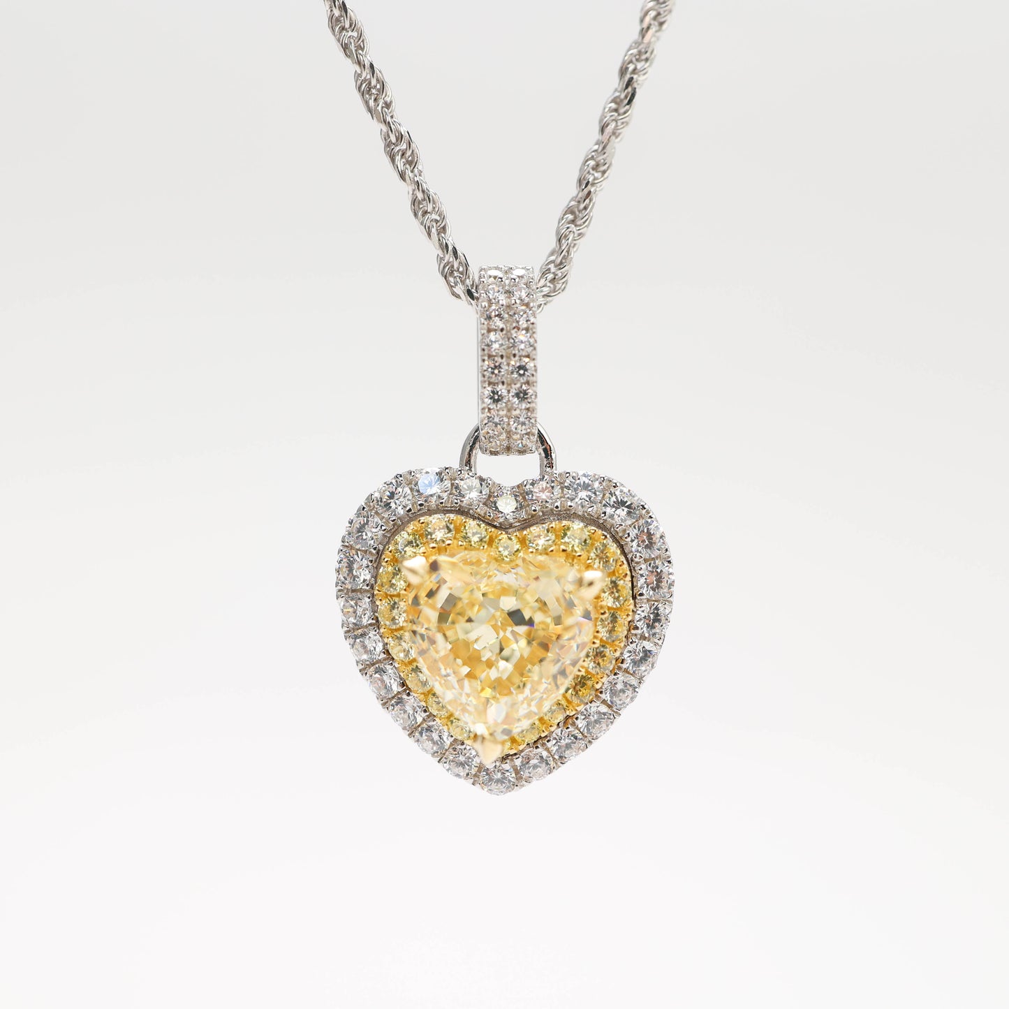 Collier coeur en pierres synthétiques couleur diamant jaune micro-serti. argent sterling