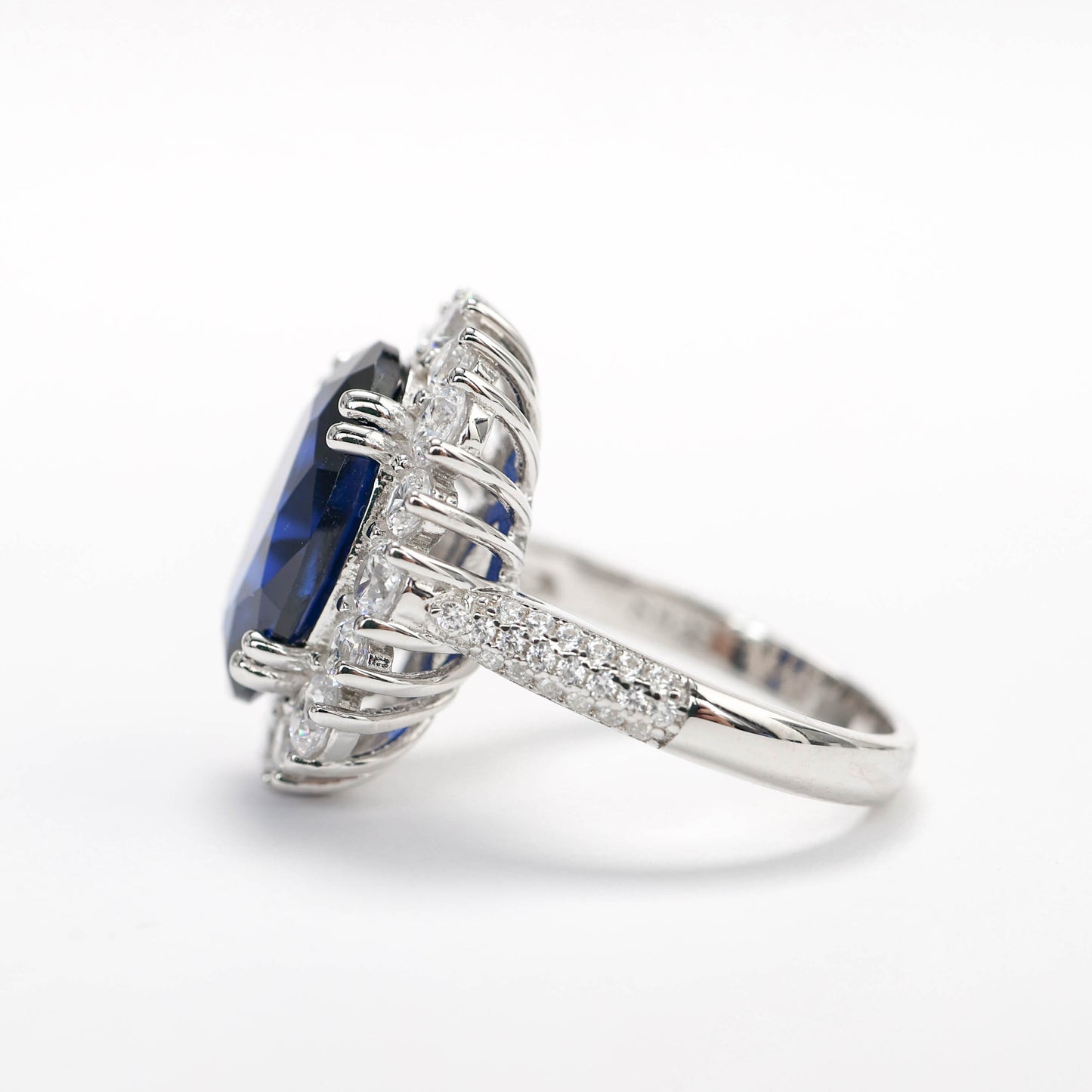 Micro-Fassung Sapphire Color Lab erstellte Steine ​​Diana-Ring, Sterlingsilber