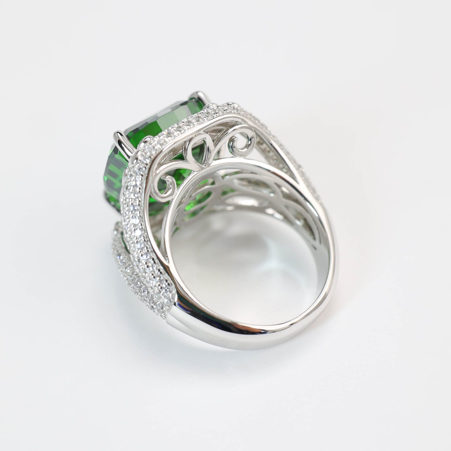 Tsavorit in Mikrofassung, olivgrüne Farbe, im Labor hergestellte Steine, detaillierter Ring mit 4 Krappen, Sterlingsilber. (18 Karat)