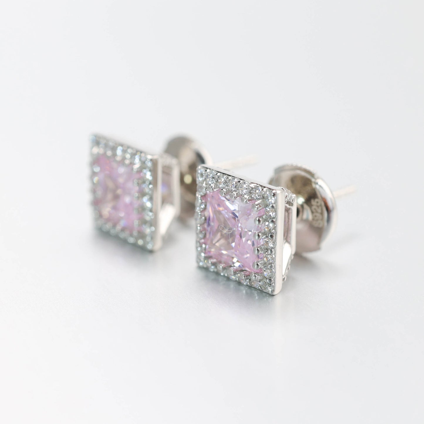 Micro-sertis Couleur diamant rose Taille princesse Pierres créées en laboratoire Clous d'oreilles détaillés de forme carrée, argent sterling