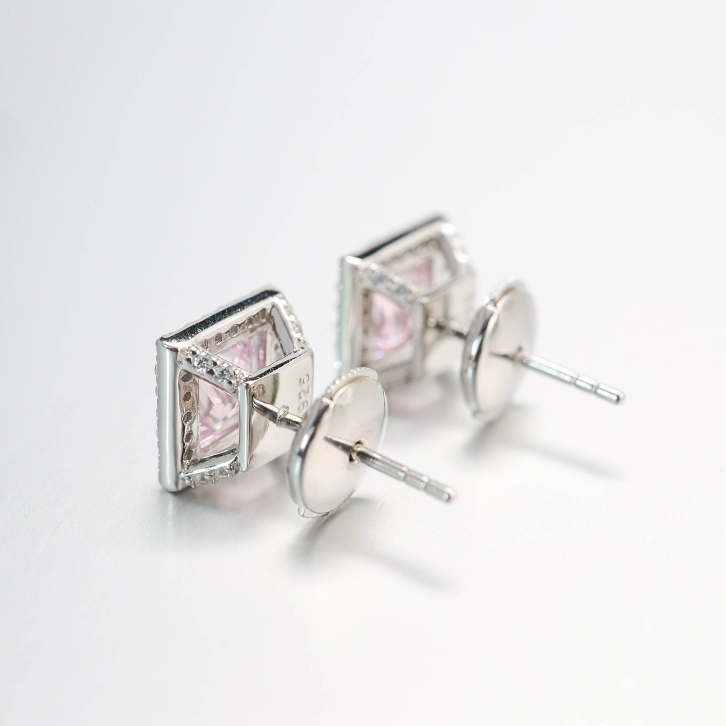 Micro-sertis Couleur diamant rose Taille princesse Pierres créées en laboratoire Clous d'oreilles détaillés de forme carrée, argent sterling