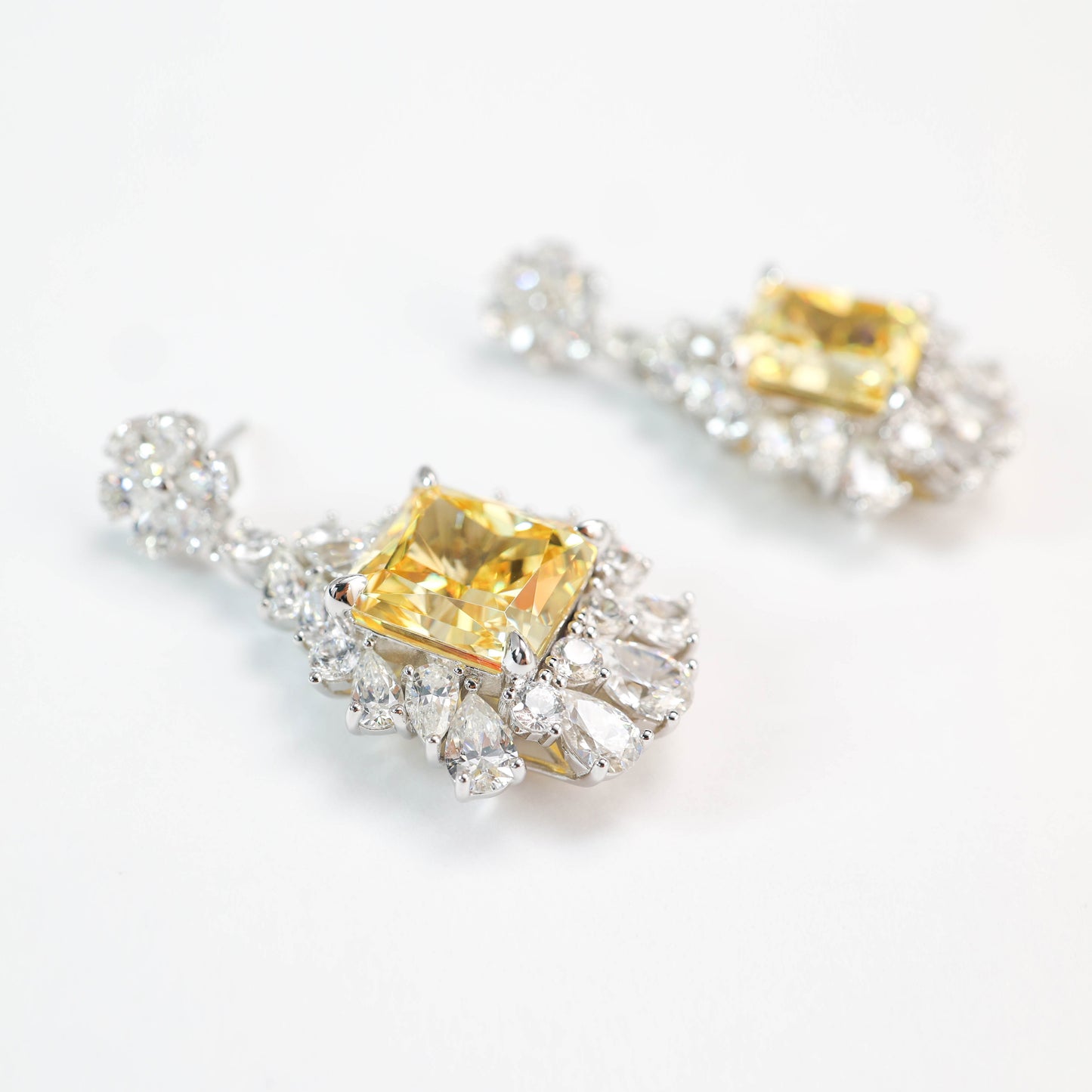 Boucles d'oreilles entièrement cloutées de forme carrée fantaisie avec pierres créées par le laboratoire, couleur diamant jaune, micro-serti, argent sterling
