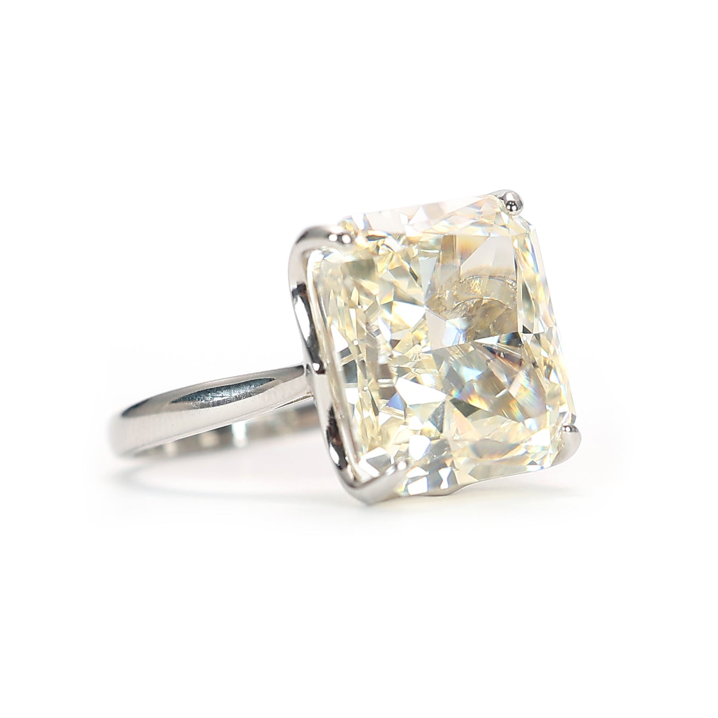 Seulement 1 pierres créées par le laboratoire de couleur G micro-serti Bague Love of Rock, argent sterling. (15 carats)