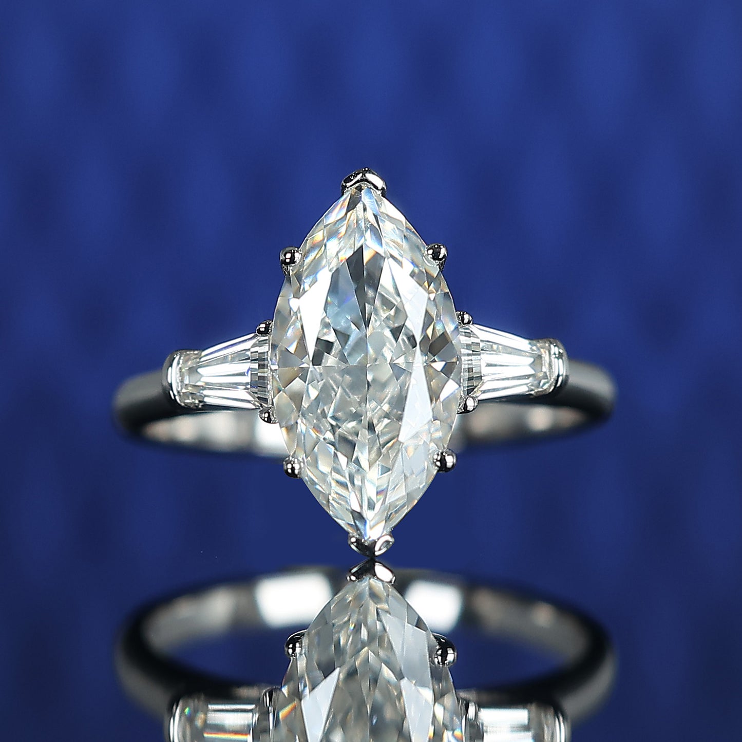 Mikrogefasster Marquise-Ring mit im Labor hergestellten Steinen, Sterlingsilber