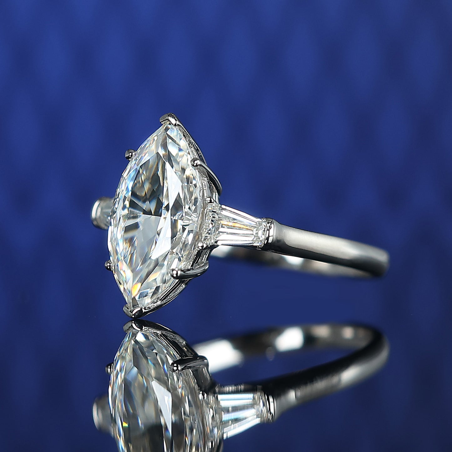 Mikrogefasster Marquise-Ring mit im Labor hergestellten Steinen, Sterlingsilber