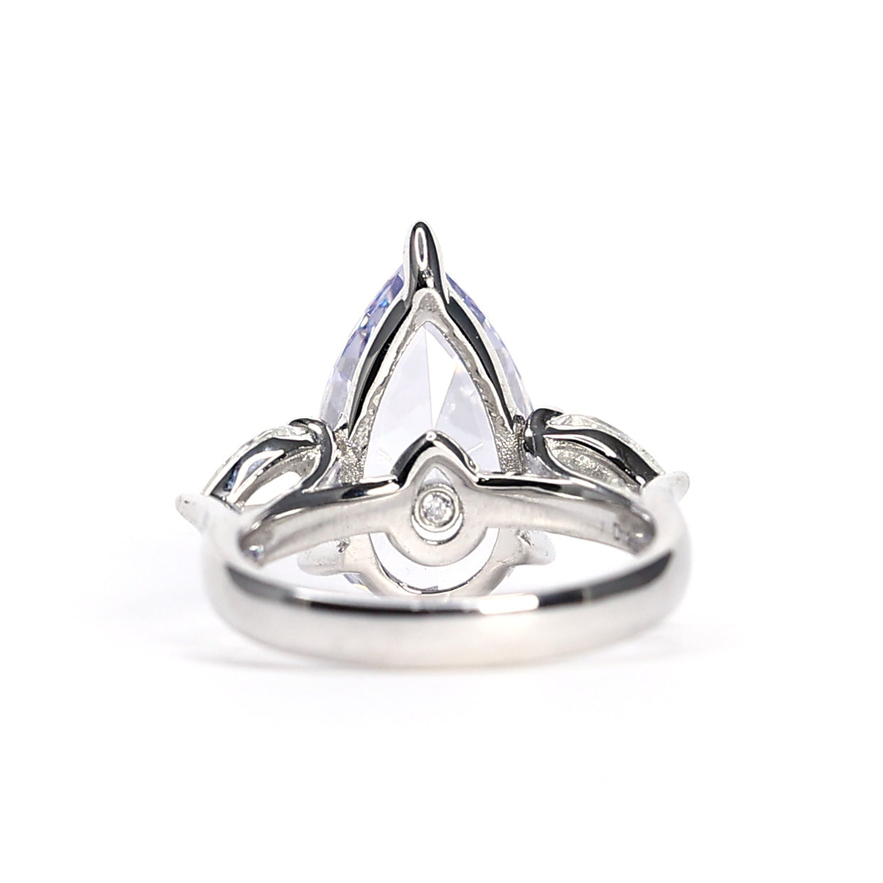 Bague goutte d'eau couleur Lavande micro-sertie, argent sterling. (12,9 carats)