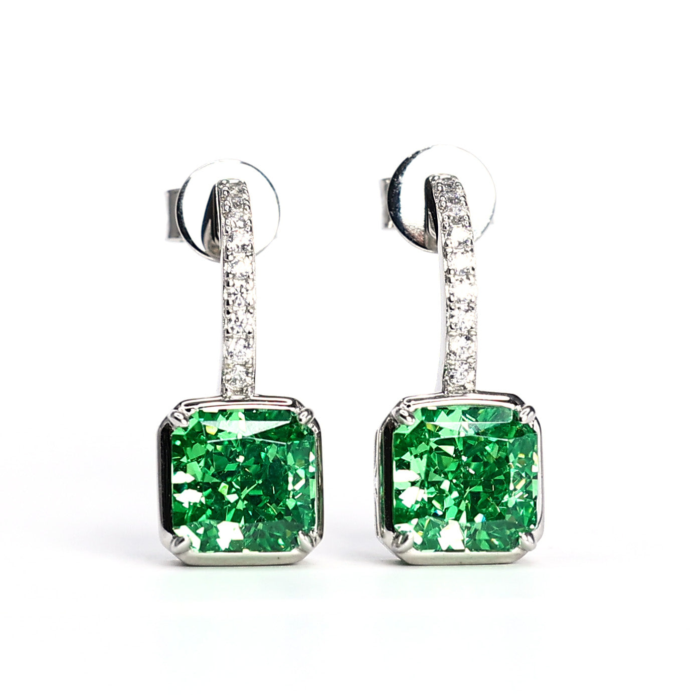 Boucles d'oreilles renaissance en pierres de laboratoire couleur vert pomme micro-serties, argent 925/1000e.