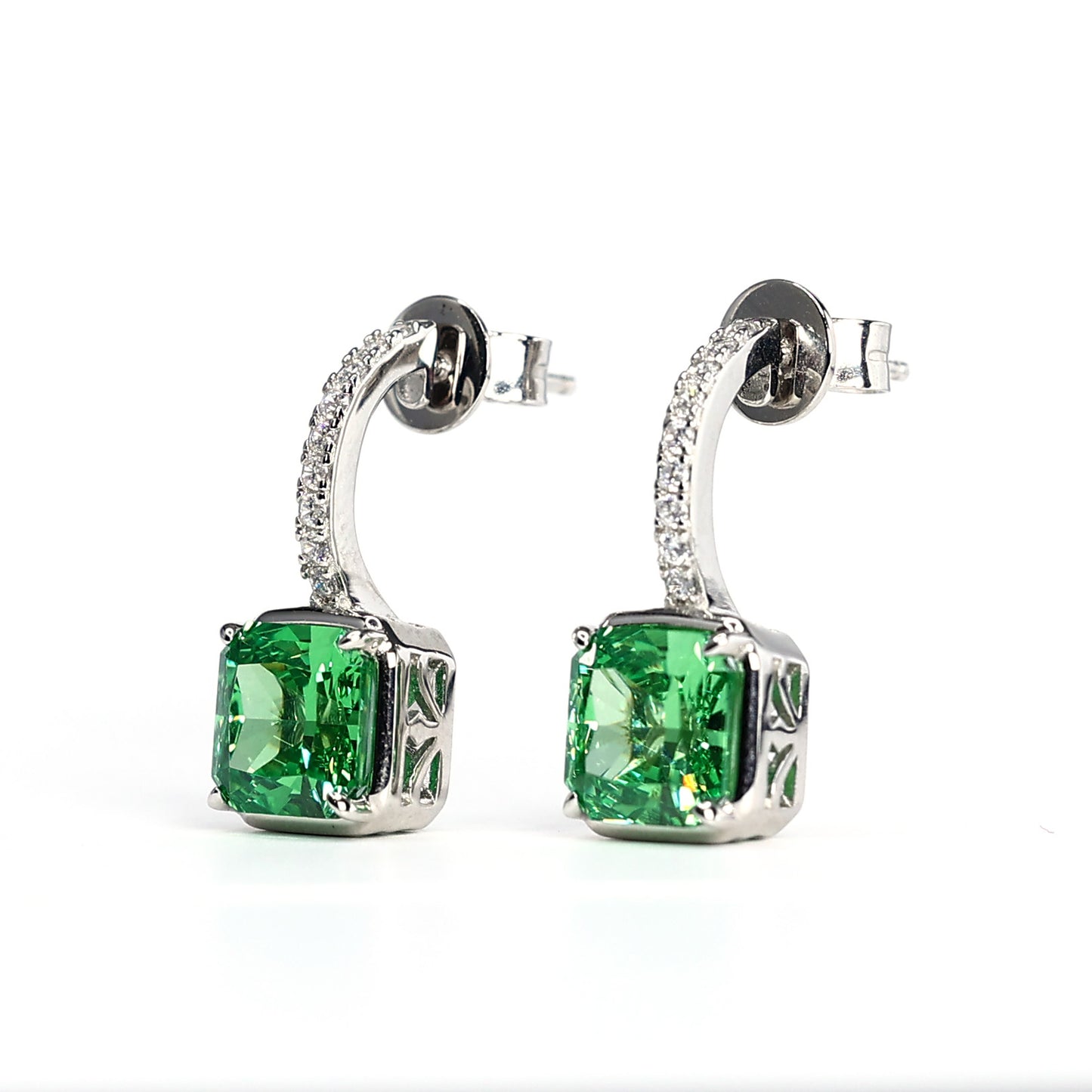 Boucles d'oreilles renaissance en pierres de laboratoire couleur vert pomme micro-serties, argent 925/1000e.