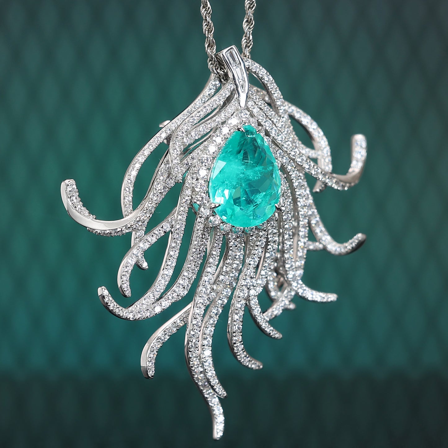 Pierres créées par le laboratoire de couleur Paraiba micro-serti, pendentif et broche polyvalents en plumes d'aurore, argent sterling.