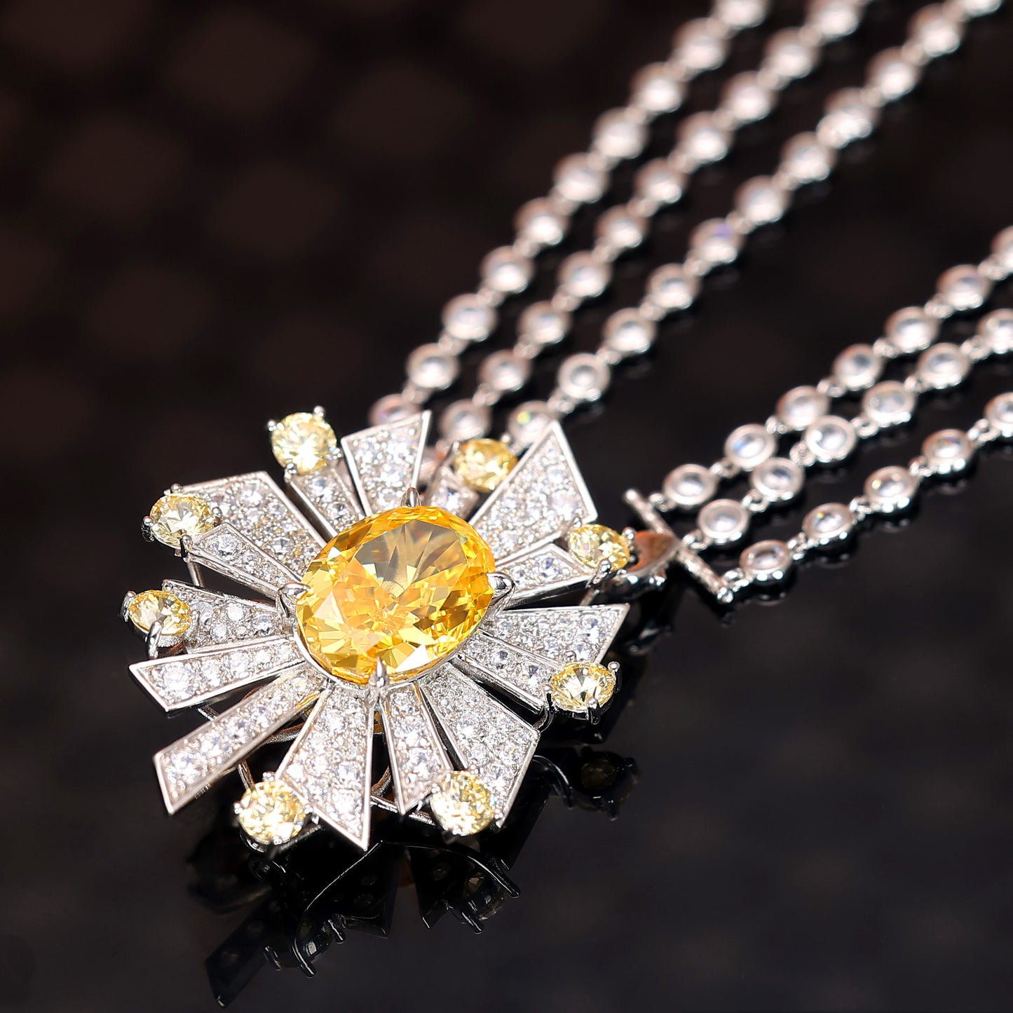 Édition limitée Micro-serti Diamant jaune couleur pierres créées en laboratoire Collier détaillé de lune et d'étoiles, argent sterling