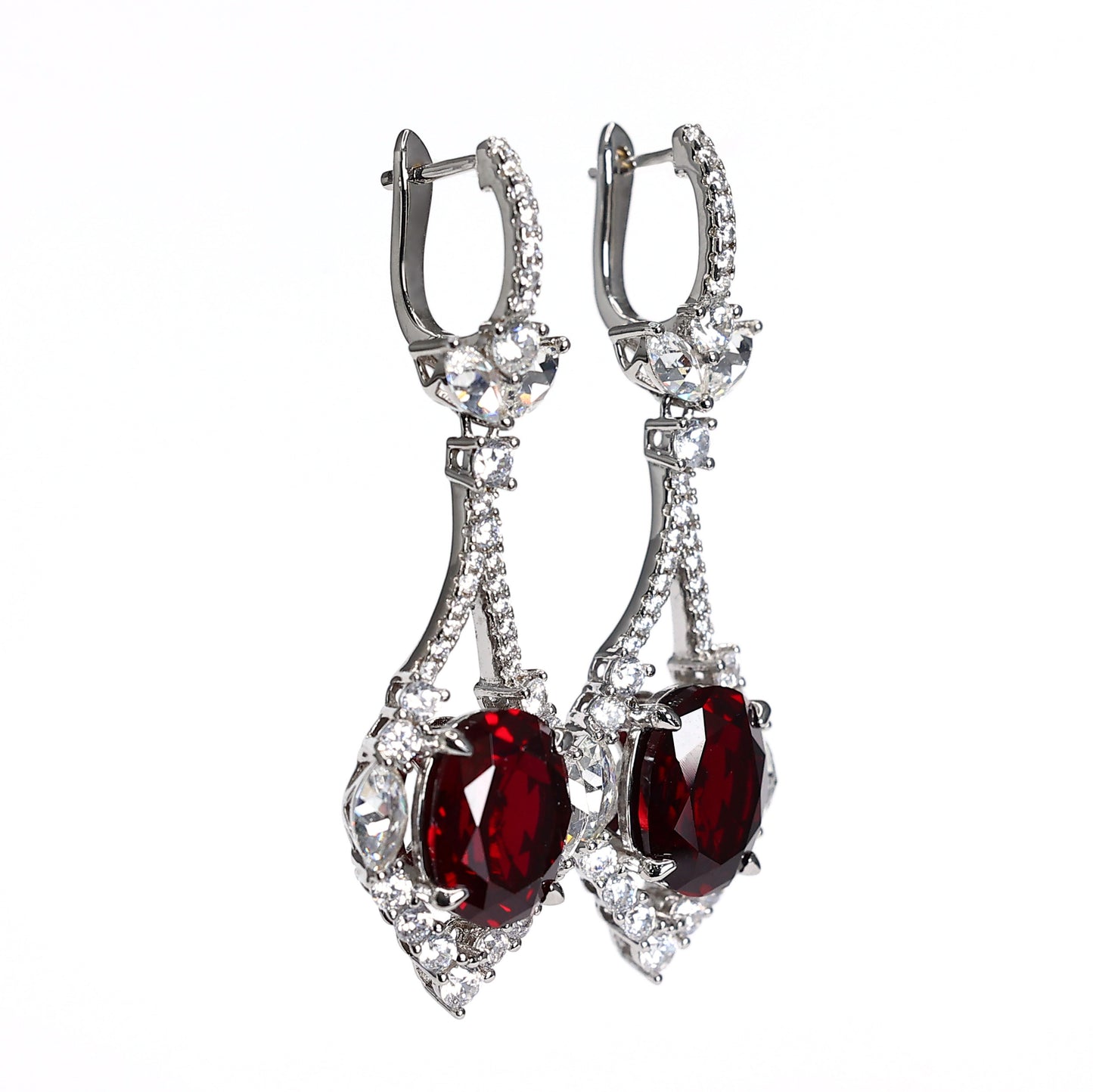 Boucles d'oreilles fantaisie pierres de création couleur rubis micro-serties, argent 925/1000e.