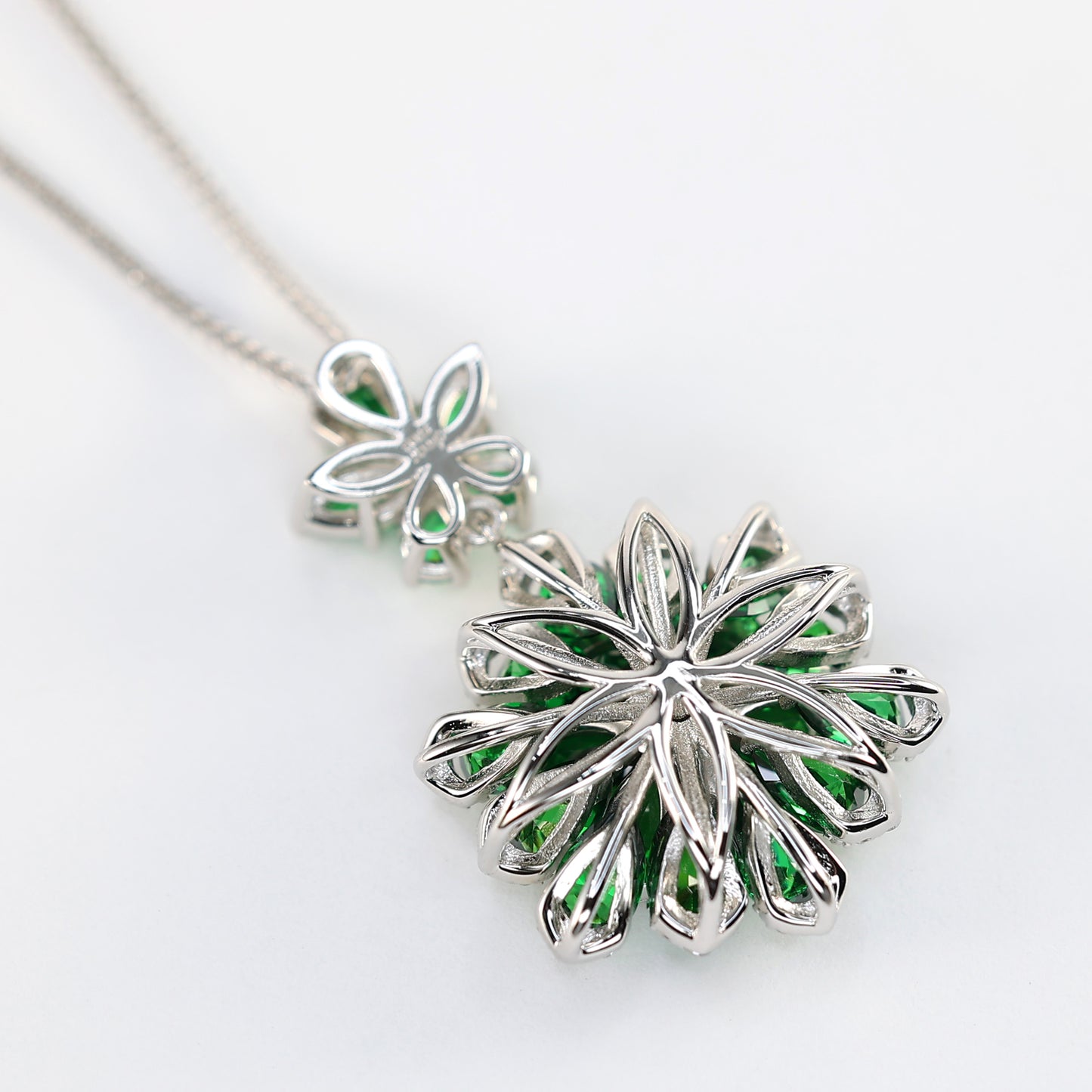 Collier de pierres créées par le laboratoire de couleur Tsavorite fleur préservée micro-serti, argent sterling