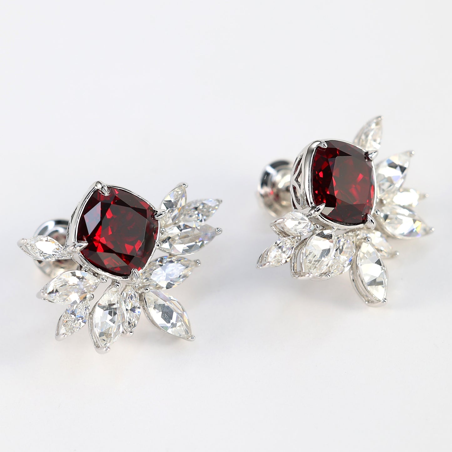 Offre spéciale Boucles d'oreilles demi-fleurs en rubis micro-sertis couleur Lab, argent massif. (11,2 carats)