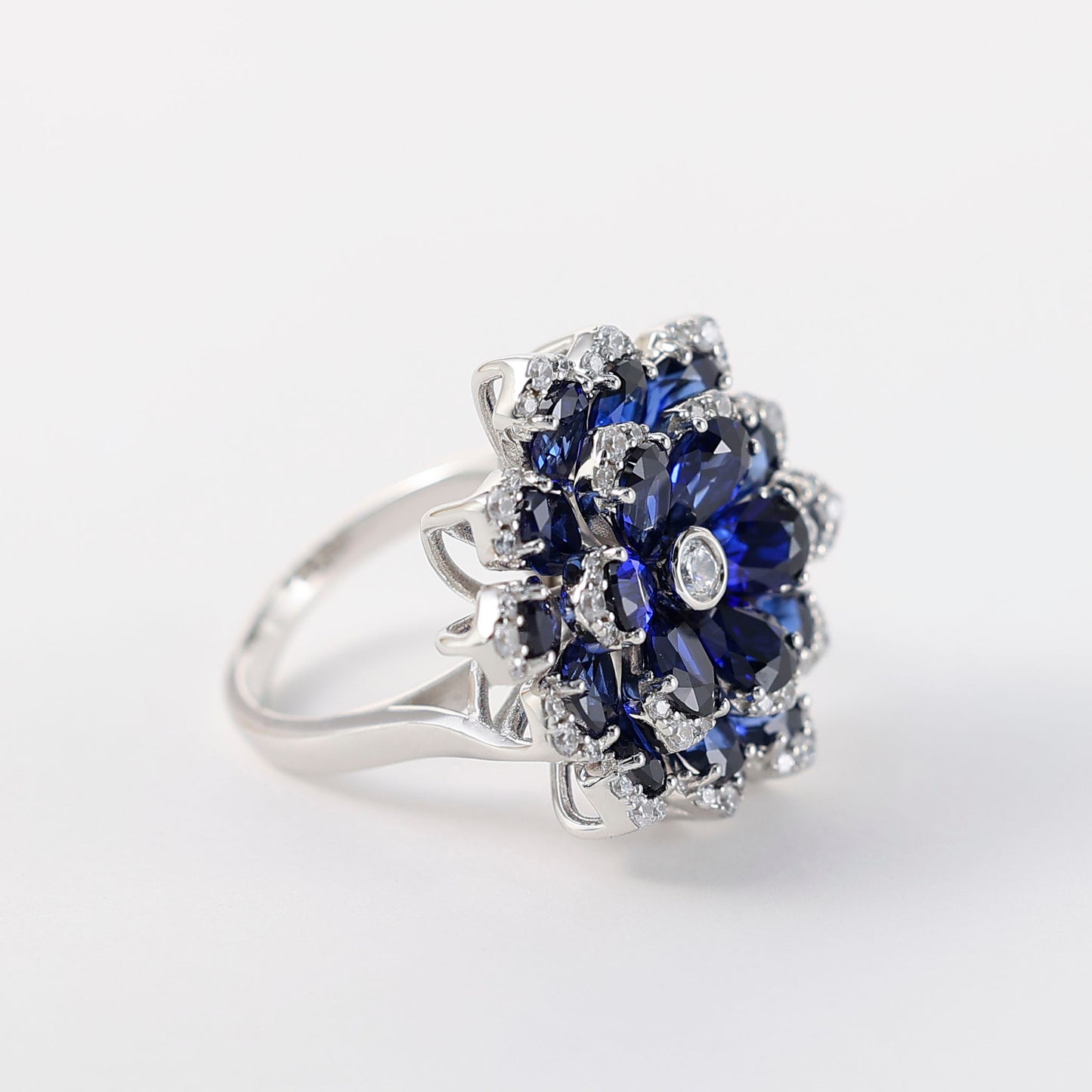 Ring mit konservierten Blumen in Mikrofassung in Saphir-Farbe, mit im Labor hergestellten Steinen, Sterlingsilber