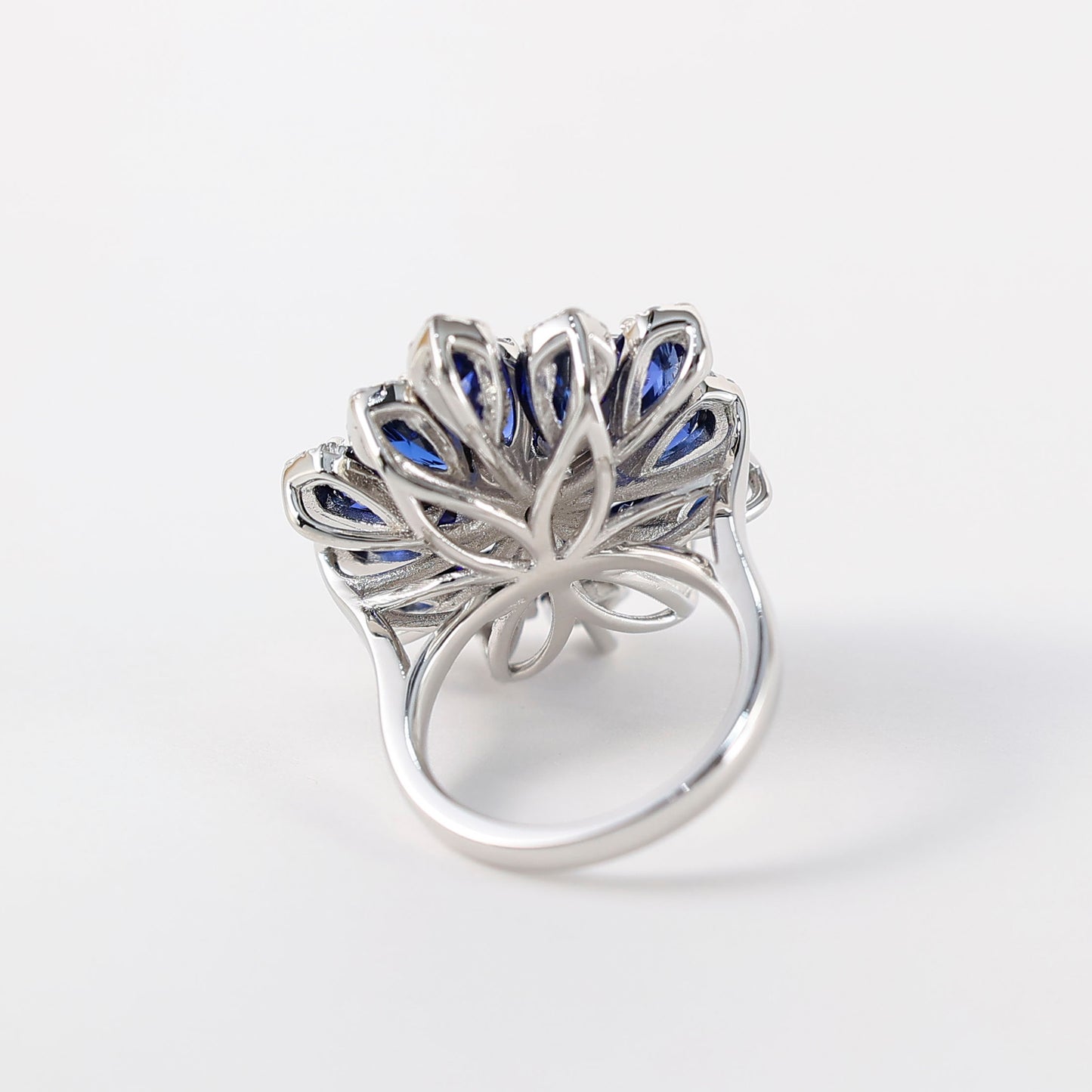 Ring mit konservierten Blumen in Mikrofassung in Saphir-Farbe, mit im Labor hergestellten Steinen, Sterlingsilber