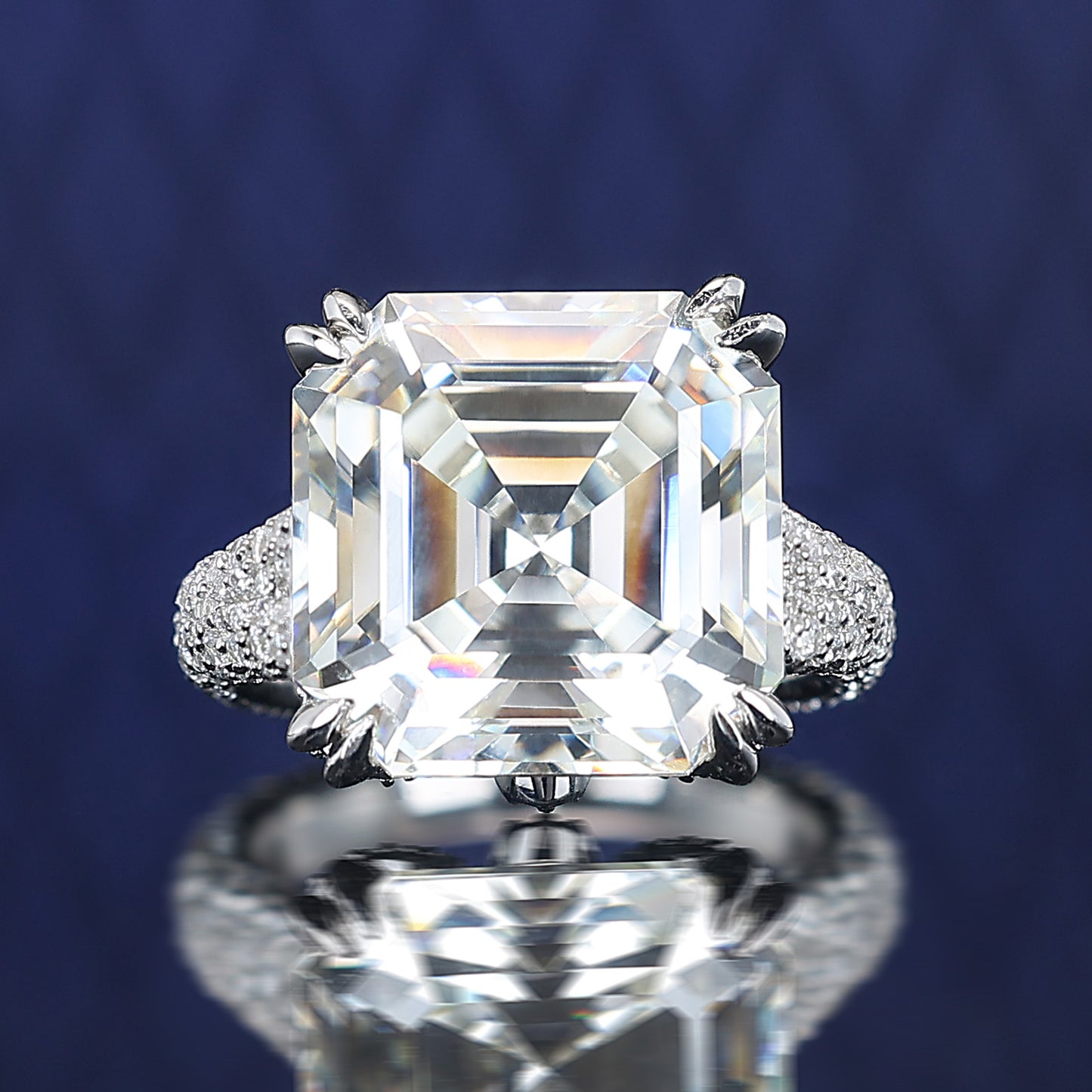 Prinzessin Asscher-Schliff in Mikrofassung mit luxuriösen Diamanten in Laborfarbe. Ring im Hofstil, Sterlingsilber. (15 Karat)