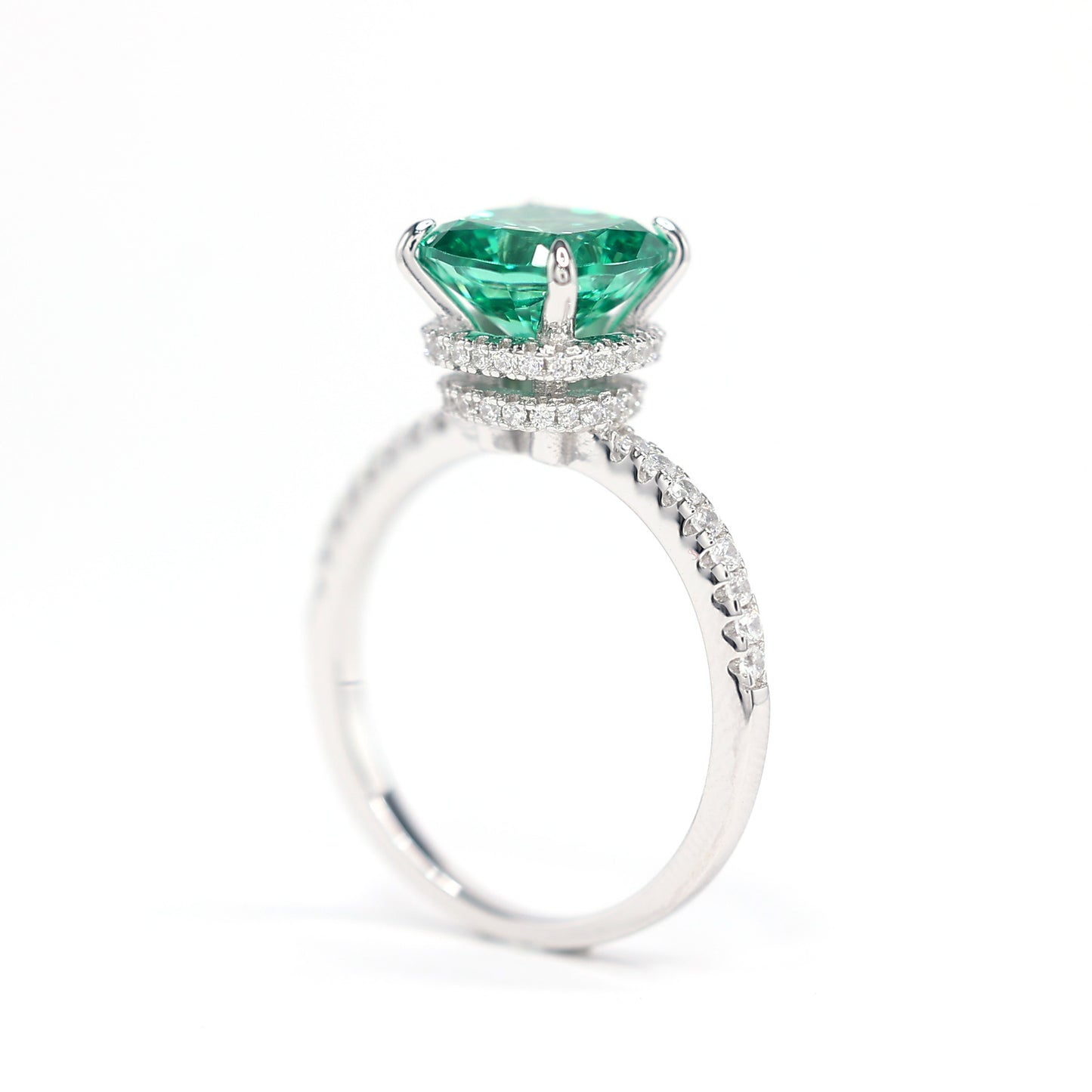 Bague 4 griffes couleur vert pomme micro-sertie pierres créées par le laboratoire